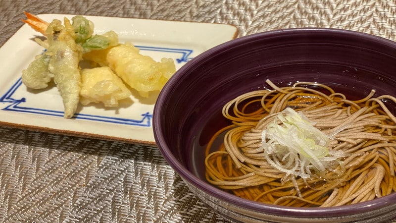 [Menu lokal] Tempura dan mie soba goreng segar