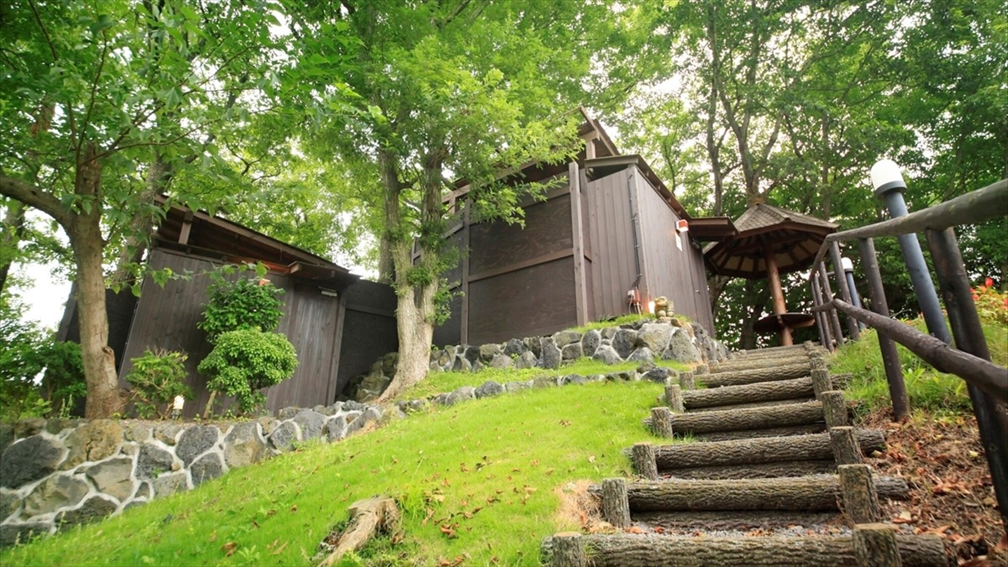 [Chartered open-air bath] The private open-air bath Bran and Bintan stand in the primeval forest on the hill on the premises.