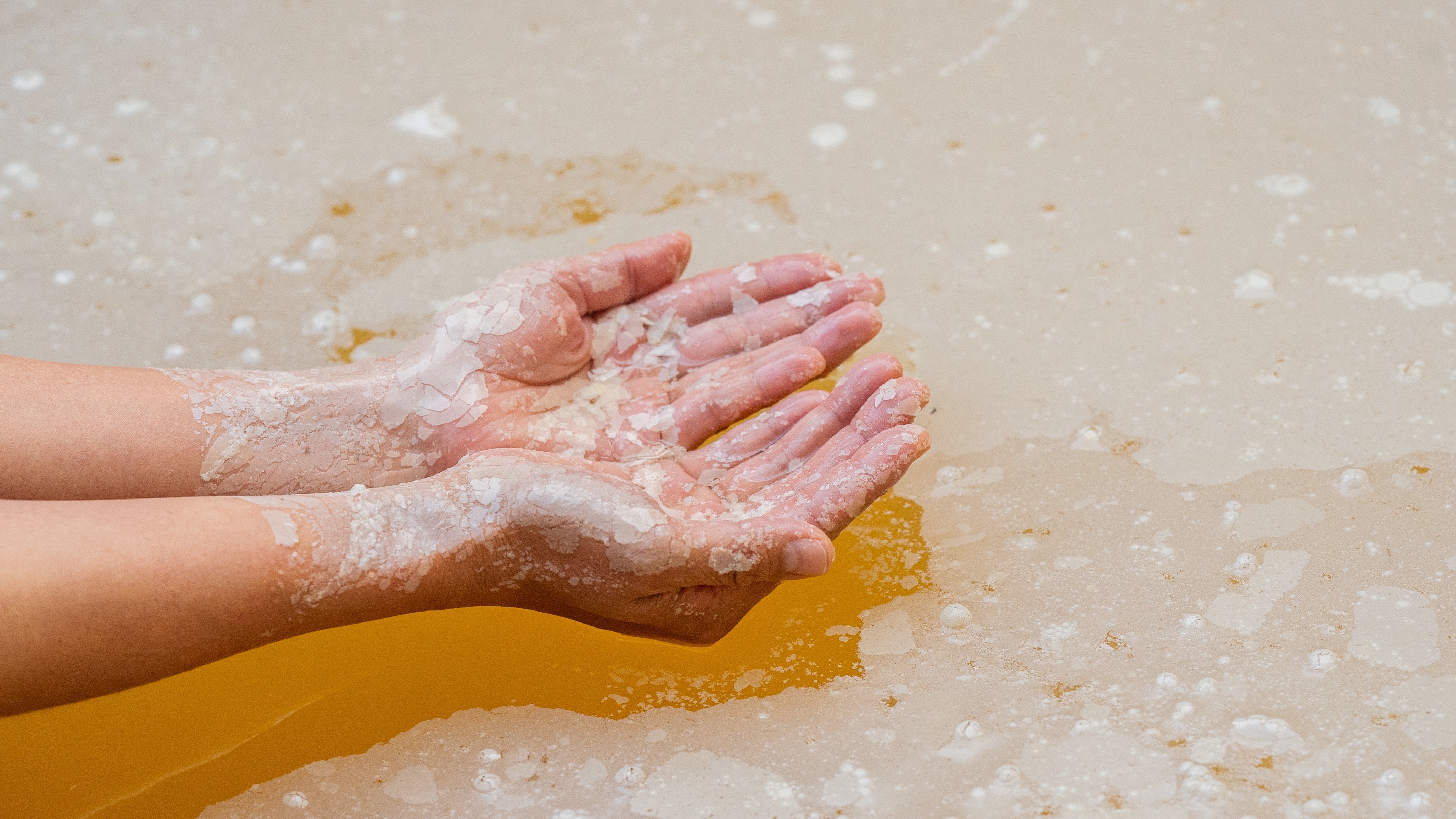 It is one of Japan's leading natural hot springs, containing so many minerals and iron that they crystallize in the bathtub, as well as a high concentration of carbon dioxide.