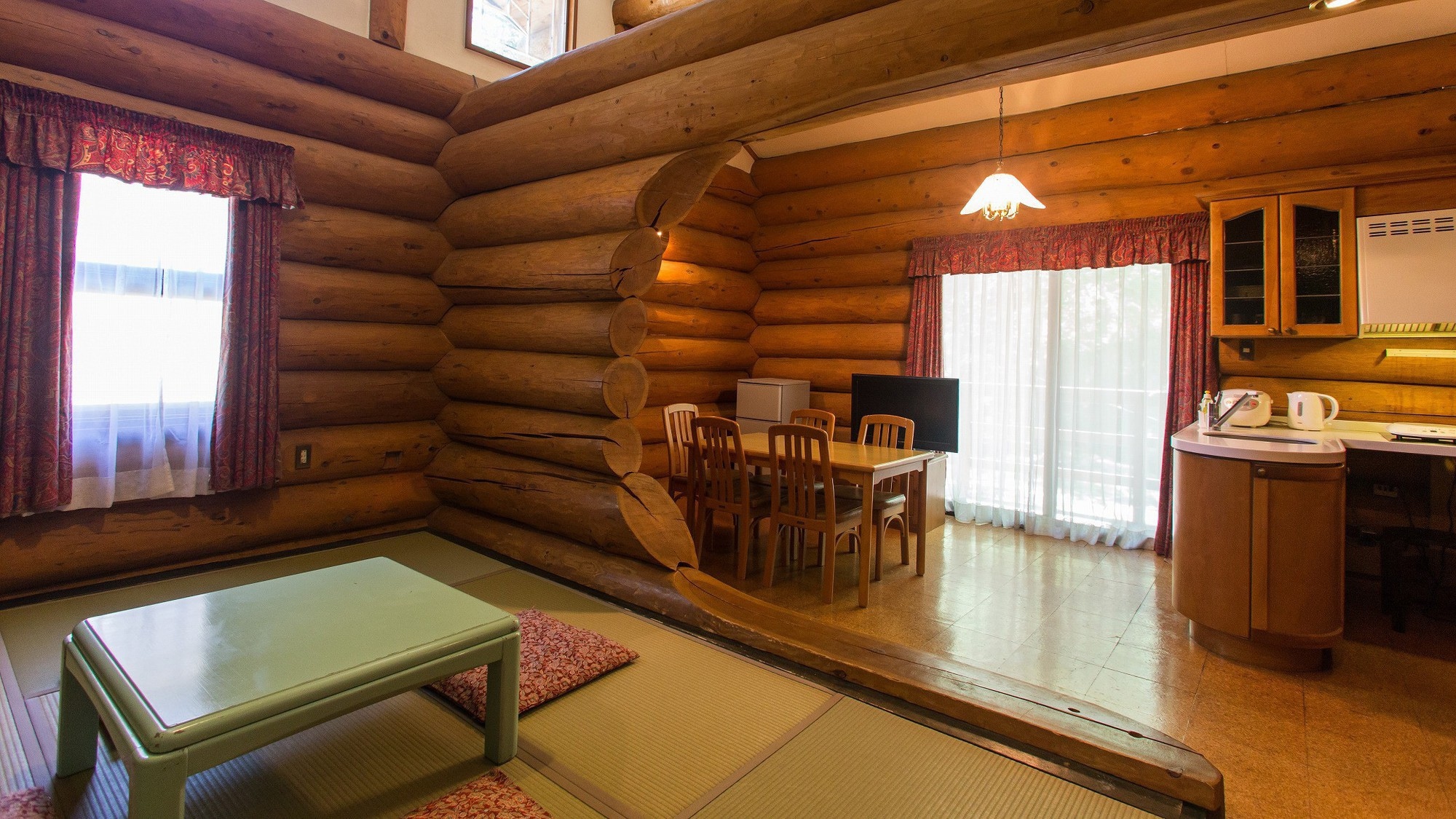 [Log house] It is built in the vast nature. Each room is equipped with a kitchen.