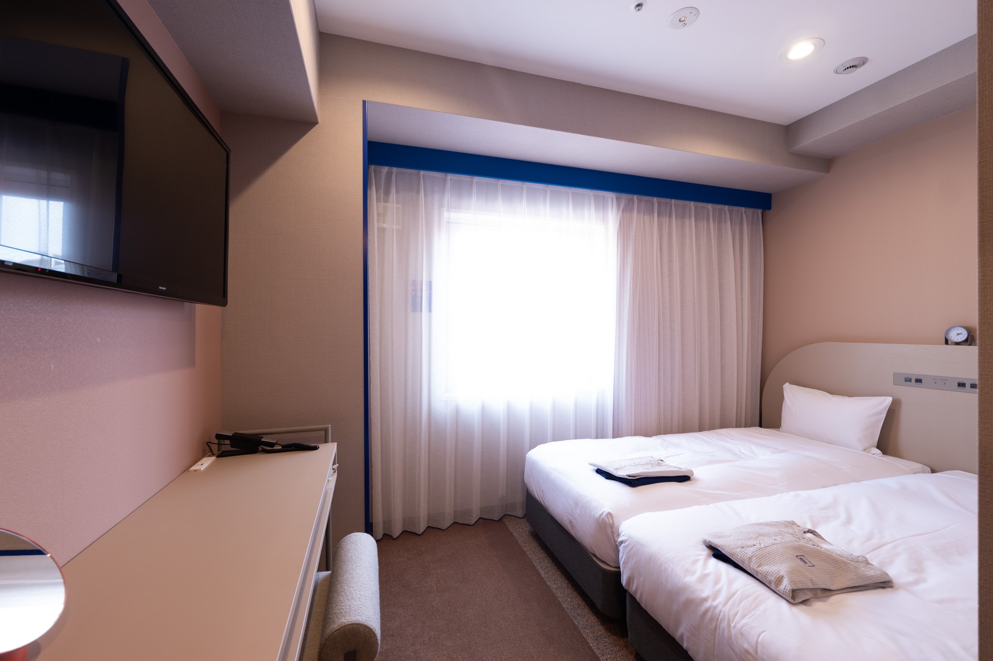 [Non-smoking throughout the building] 2-Bed Room