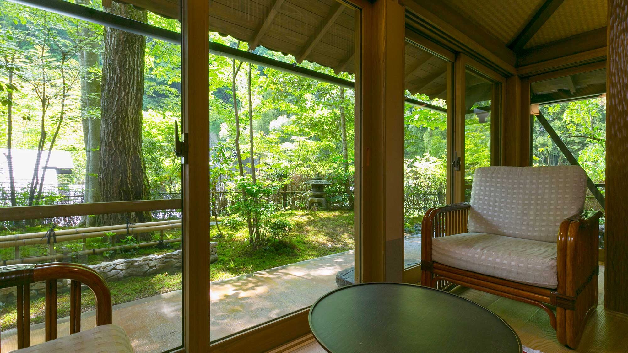 [Main house special room A / with open-air bath and indoor bath] From the large window of the room, you can look out onto the garden decorated with seasonal flowers.
