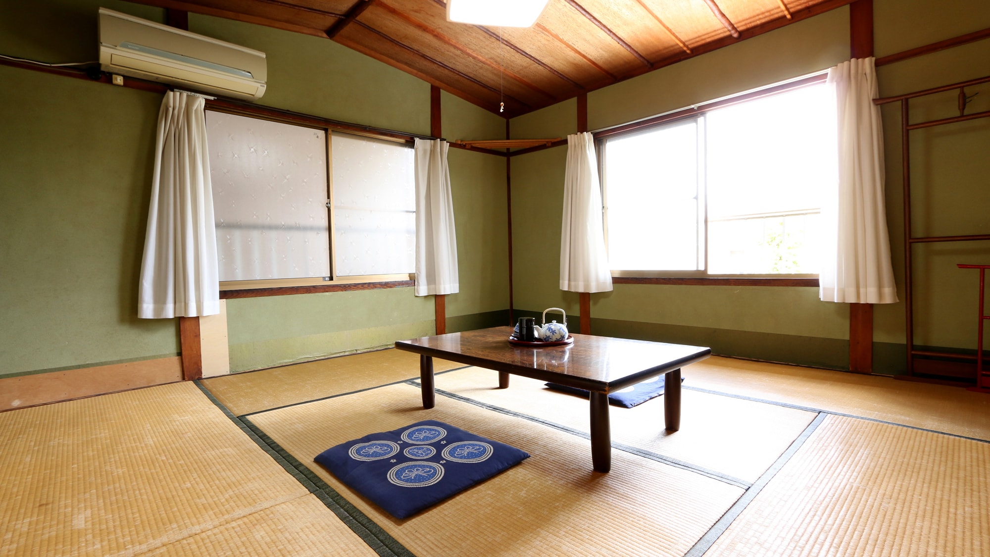 The 6-tatami Japanese-style room is comfortable and relaxing, and equipped with Wi-Fi.