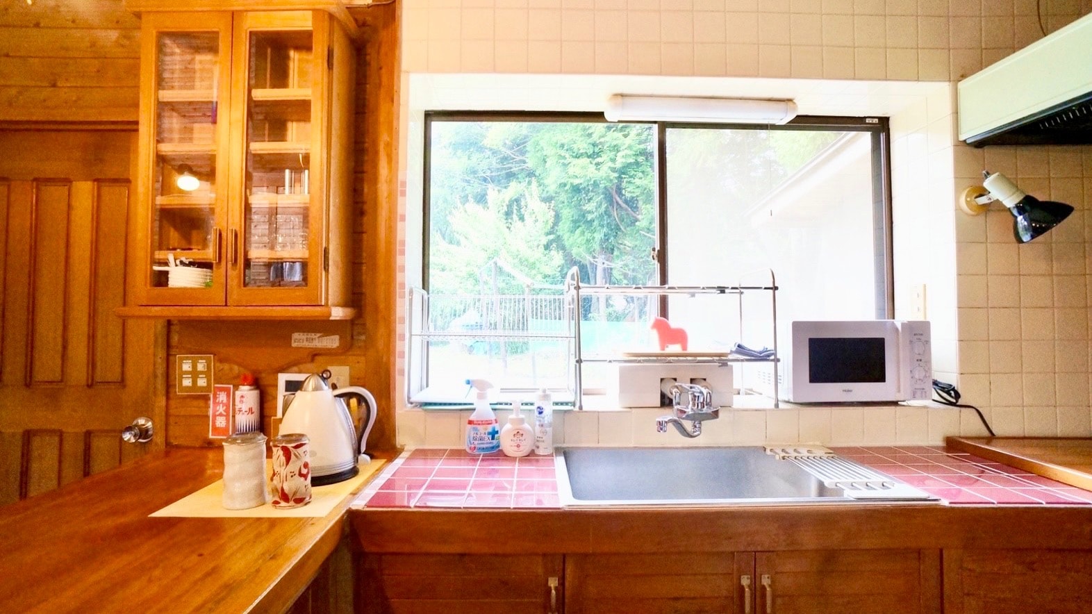 The indoor kitchen is fully equipped with cooking utensils, tableware, a refrigerator and a freezer.