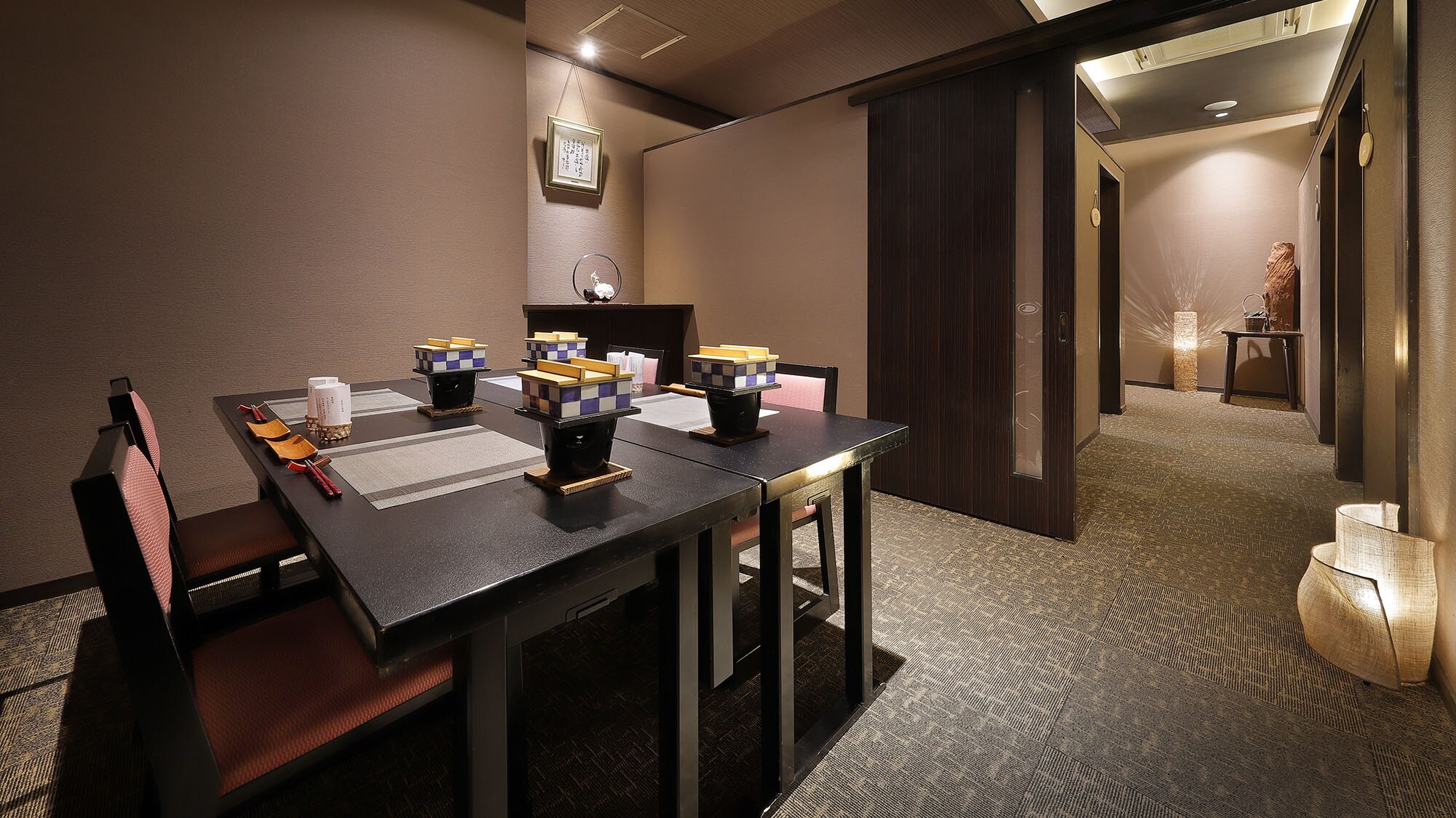 [Private dining room] Meals are served in private dining rooms for both breakfast and dinner.