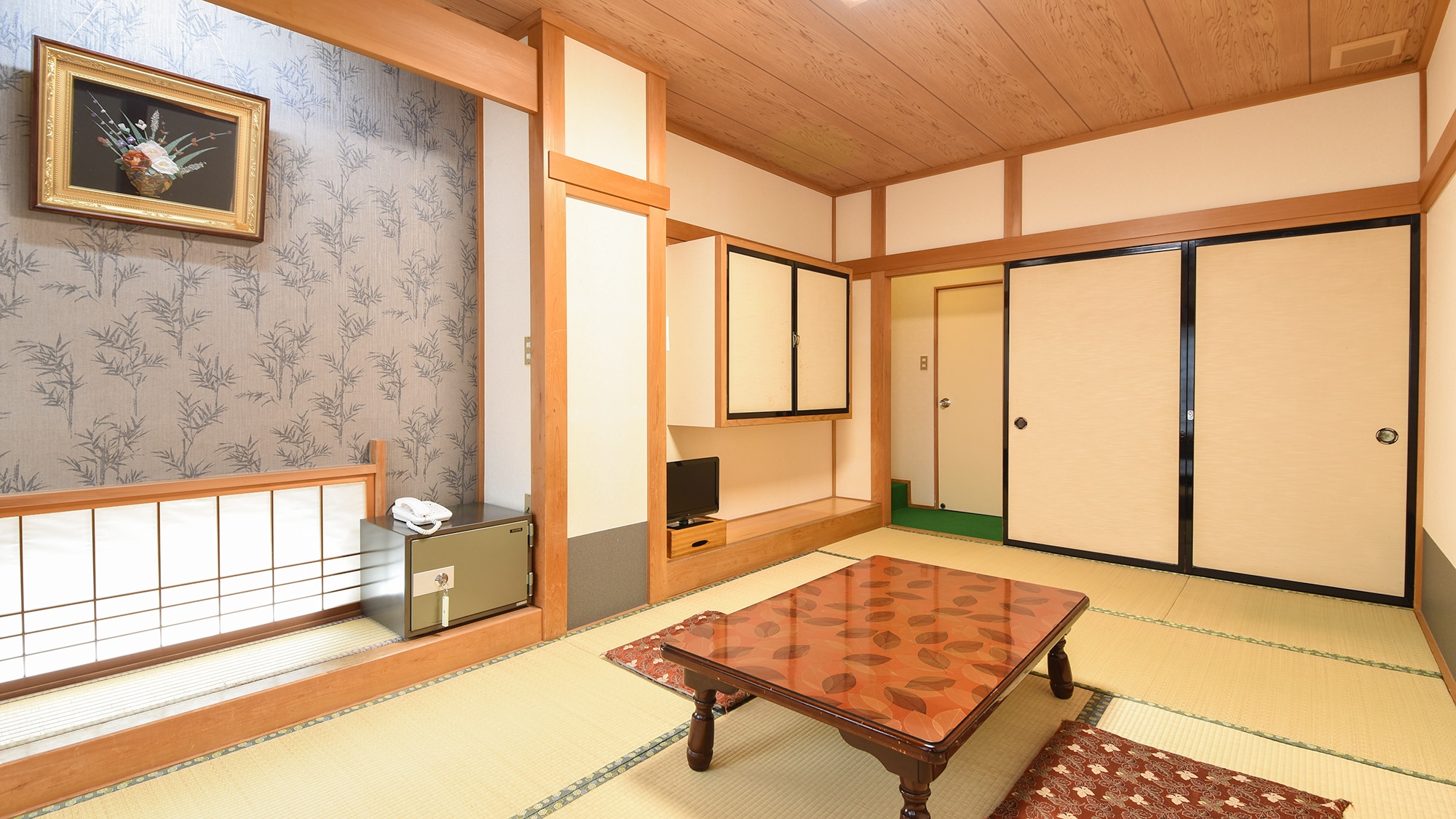 *Room: Japanese-style room (6 tatami mats)