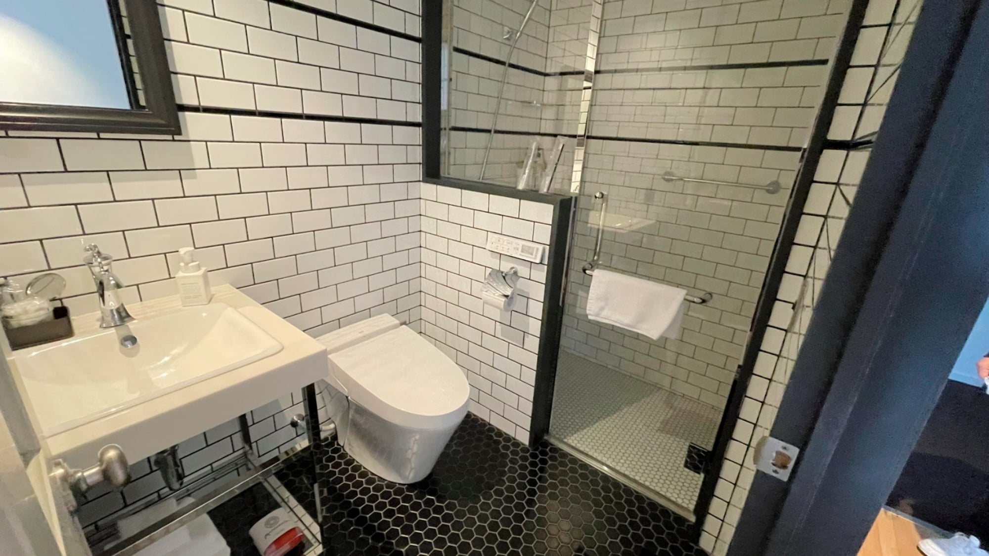 The washbasin, toilet, and shower booth are provided in superior-type rooms. (Location varies depending on the room.)