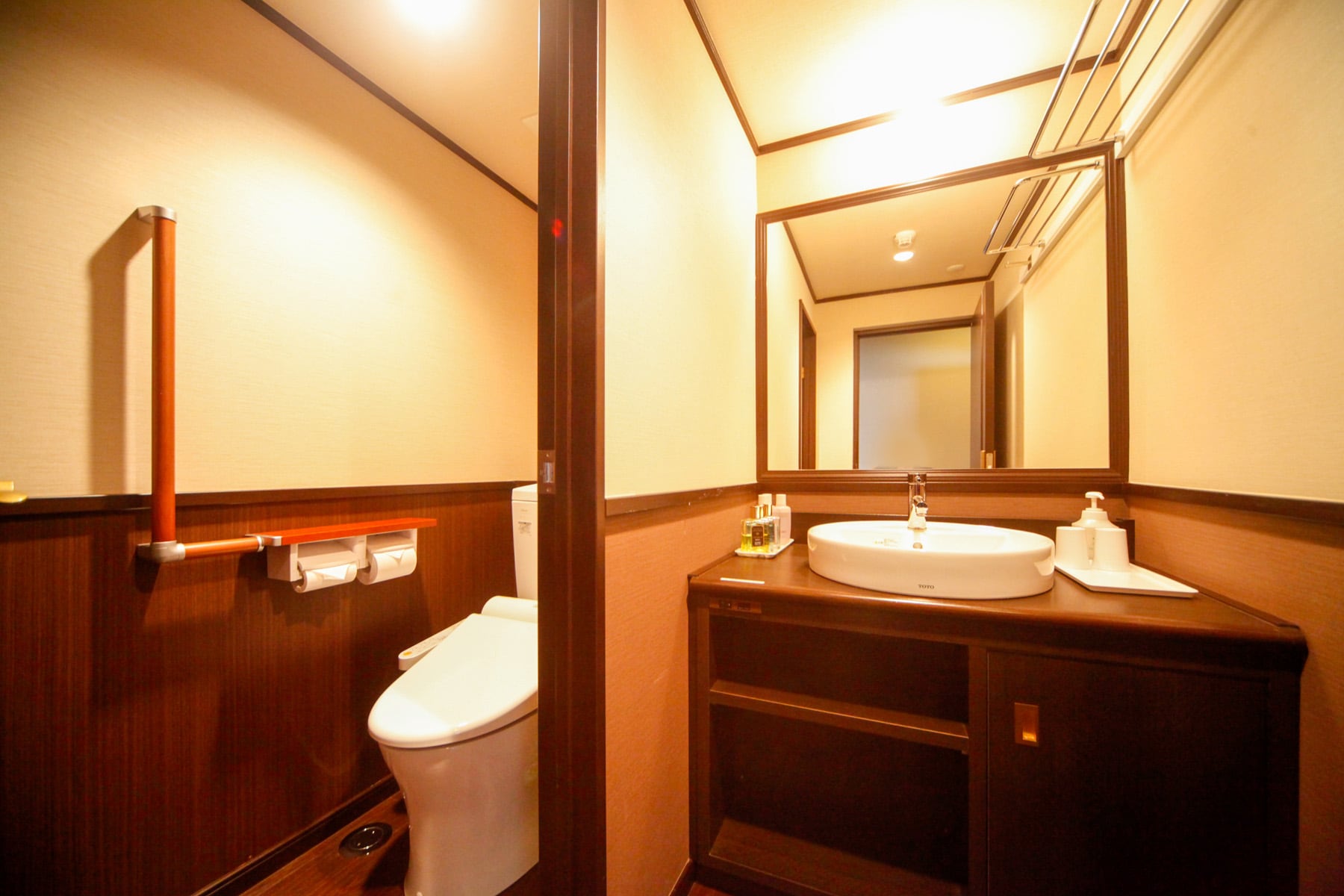 An example of a modern Japanese guest room - Bathroom - 129