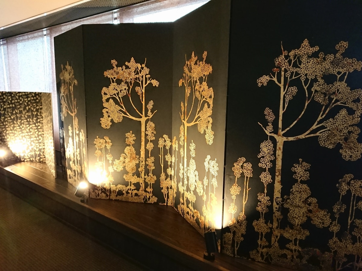 ● Folding screen made of Ikazaki Gilding Japanese paper ◆ Located in front of the elevator on the 9th floor.