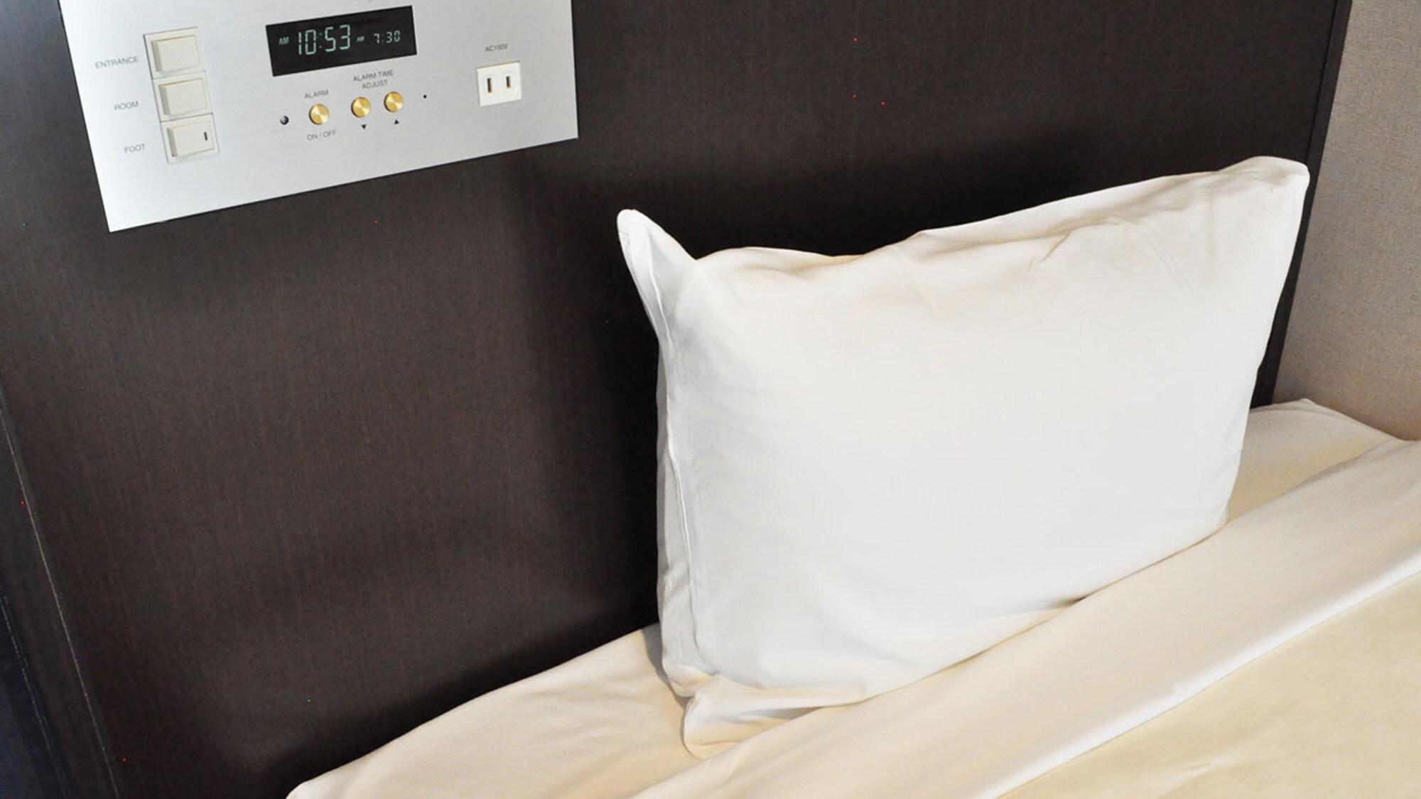 【싱글】베개원에는 알람 시계・조명 스위치・콘센트를 설치