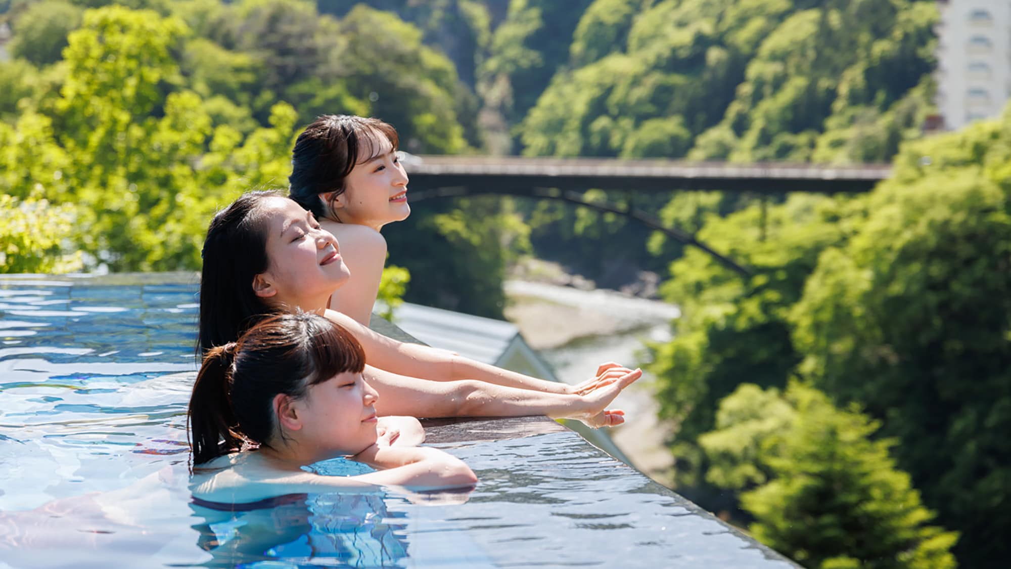 穿着泳衣就像在游泳池一样享受温泉♪全家人都可以欣赏鬼怒川的景色。
