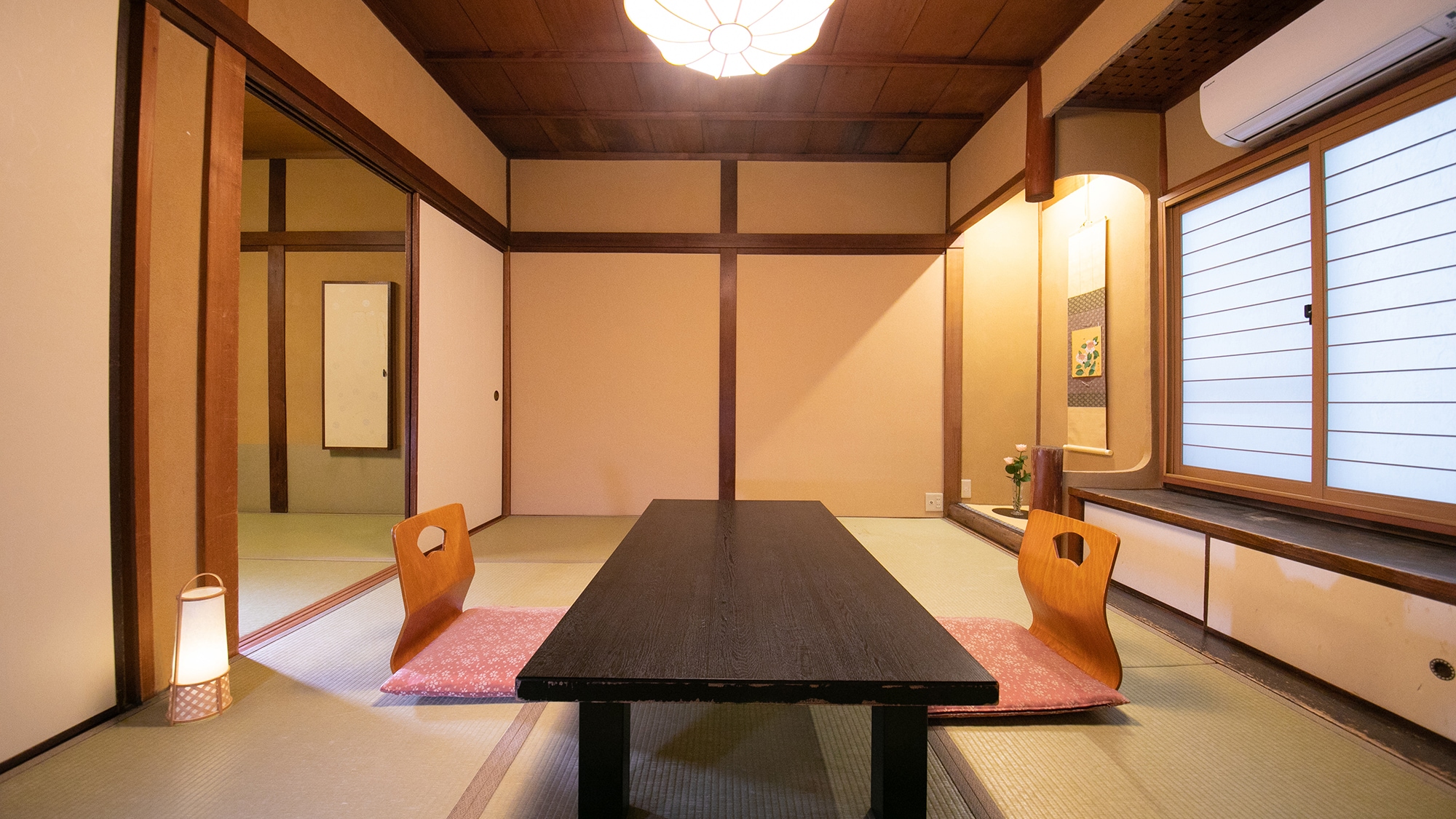 A wooden space that makes use of the traditional beauty of Kyoto [Japanese-style room, no bath or toilet]