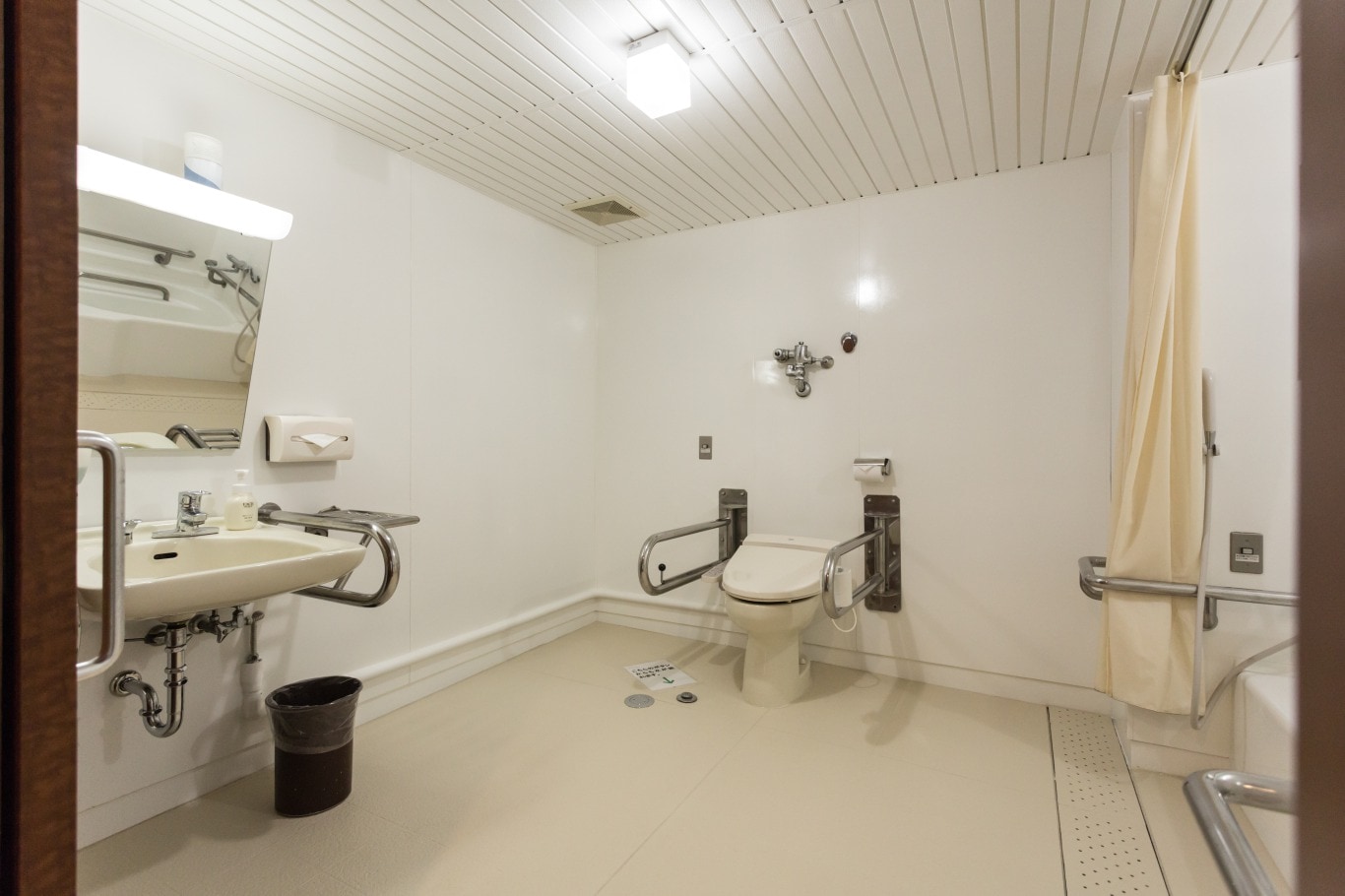 Barrier-free twin room (bathroom, toilet, washbasin)