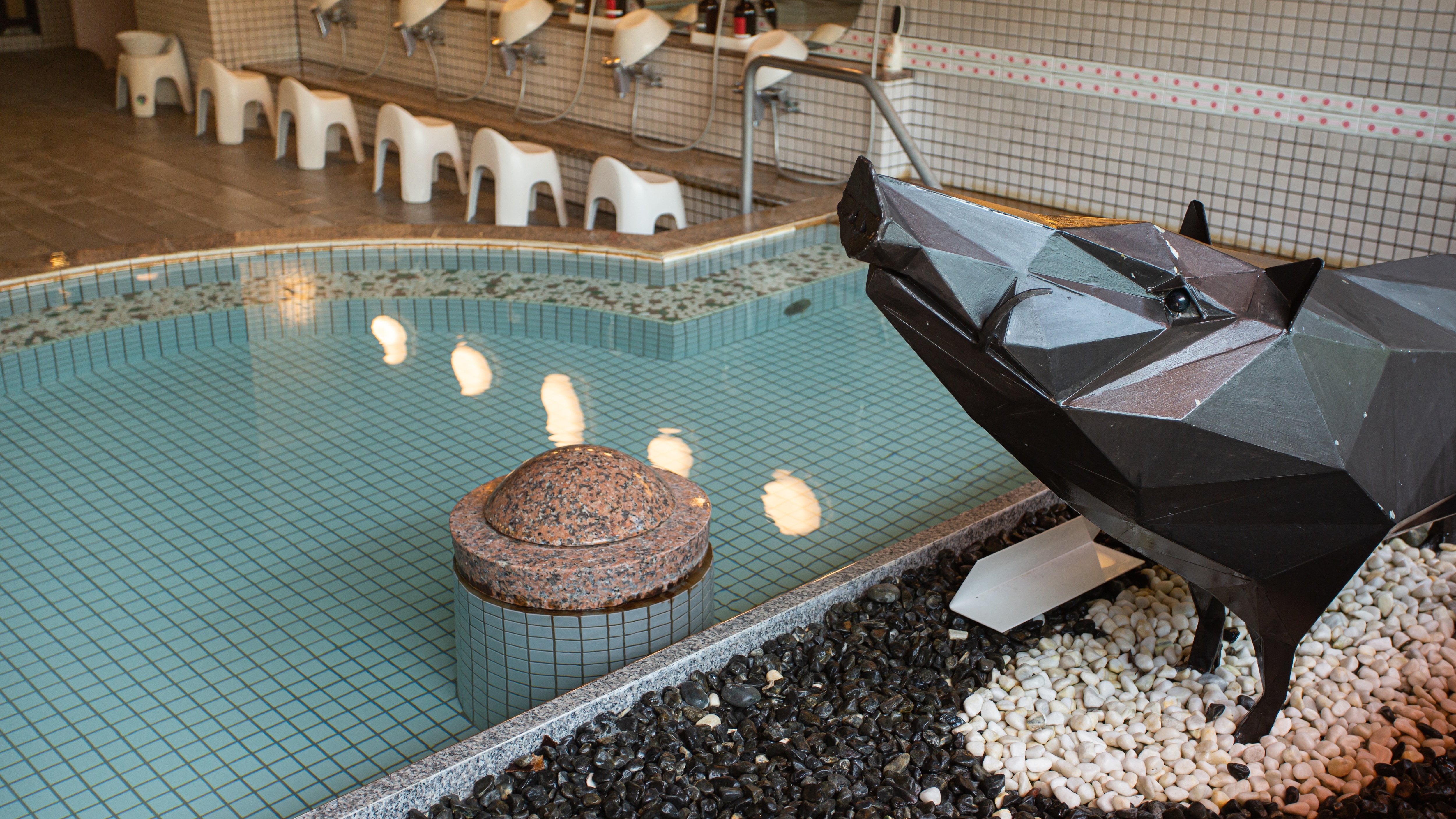 *【Large public bath】: A magnificent boar will welcome you at the men's large public bath.