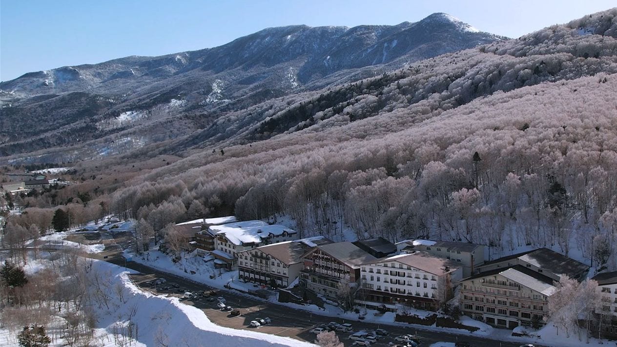 □冬季，廣闊的雪坡可以作為滑雪的完美大本營。
