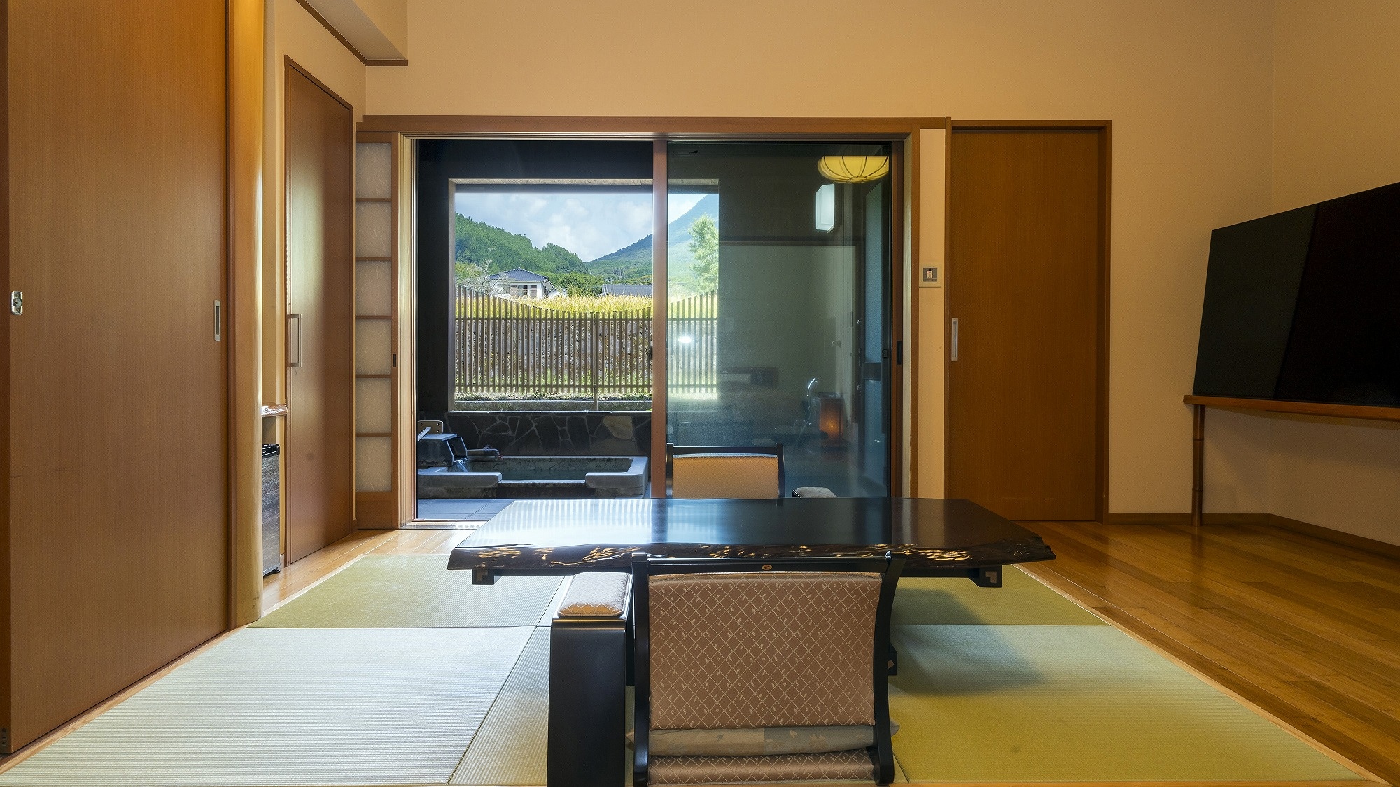 A semi-open-air bath is provided right next to the guest rooms.