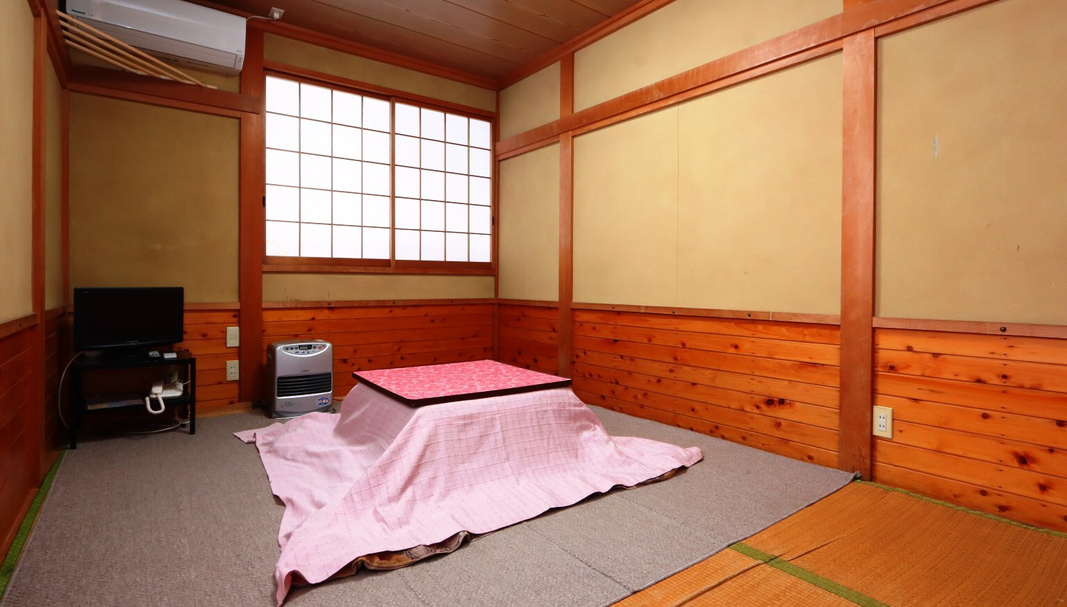 [Japanese-style room, 6 tatami mats] Air conditioner and floor heating