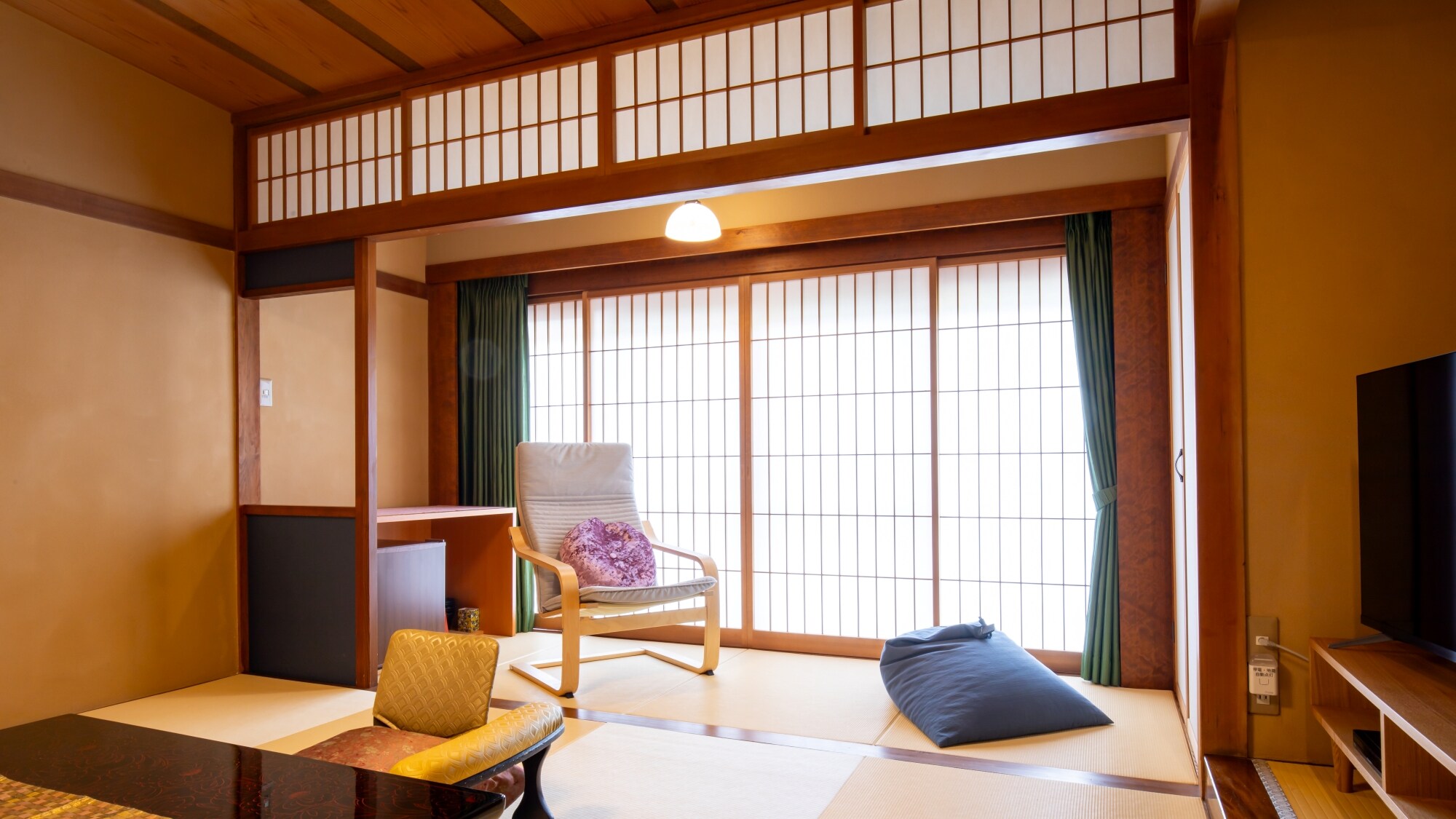 * [Ví dụ về một phòng / Phòng kiểu Nhật 10 chiếu tatami Norikura (tầng 2)] Có ghế và đệm để thư giãn bên cửa sổ.