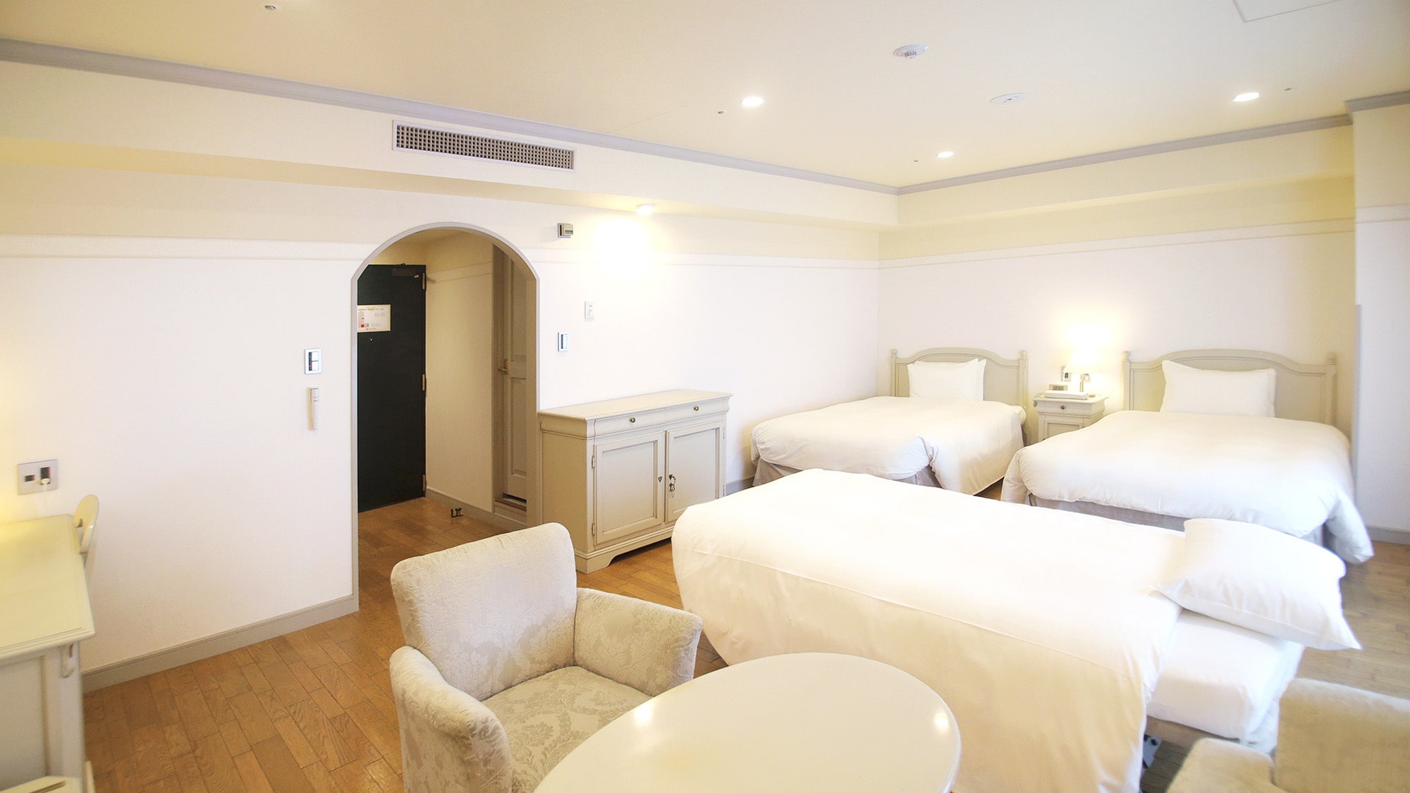 [3rd floor floor color: ivory] Royal twin room 302 3 people (example)
