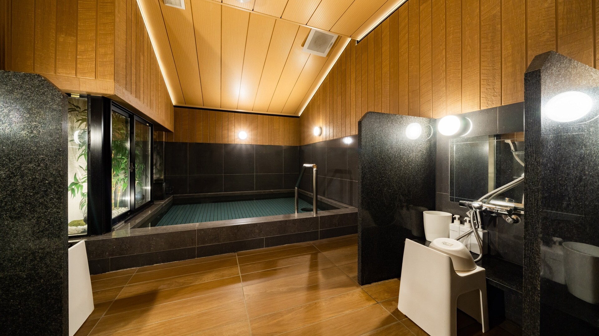 (Women's large bath) You can stretch your legs and relax in the bath.