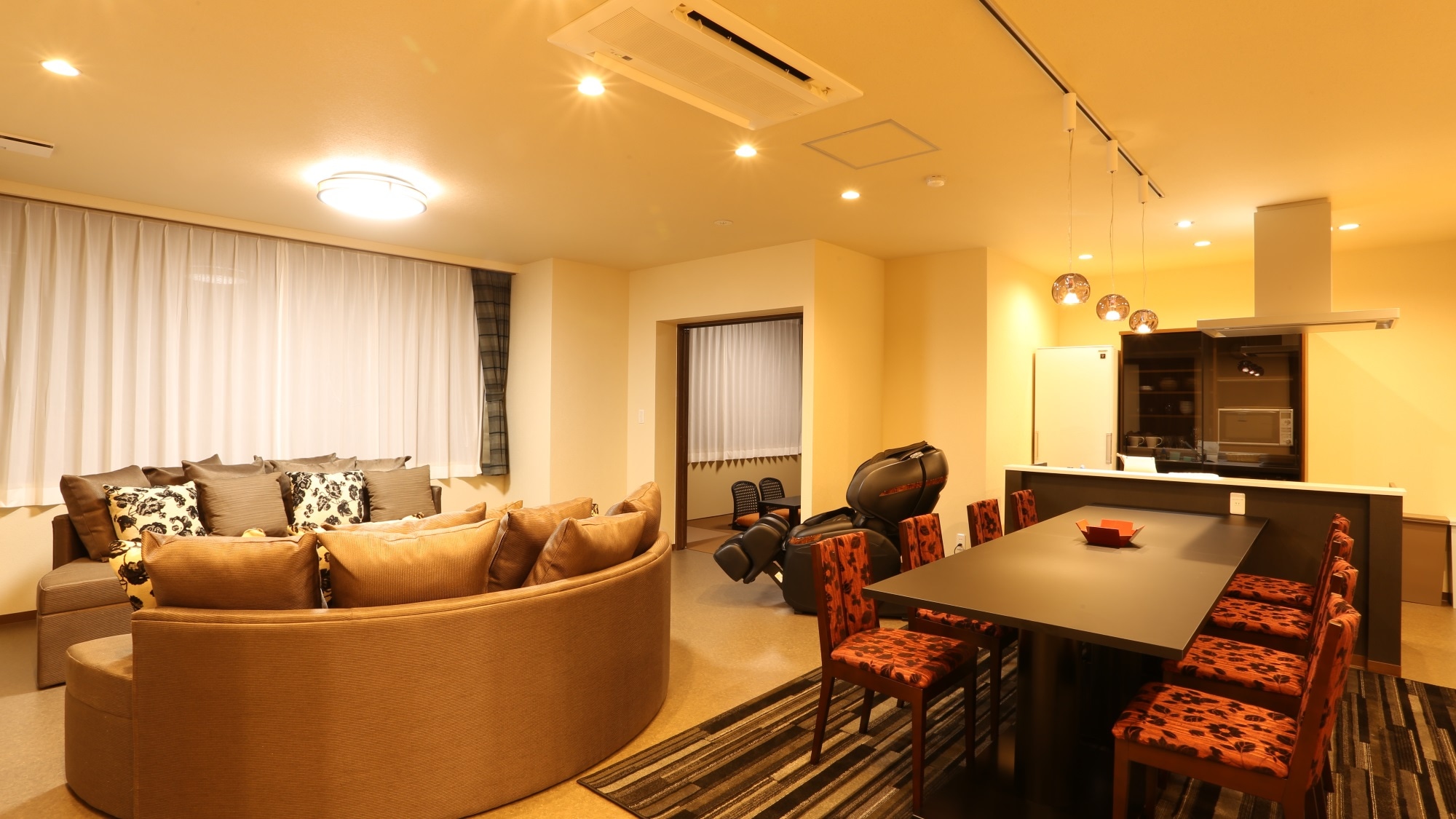 [Grand Room Example] Each room has a different design, giving it a different atmosphere.