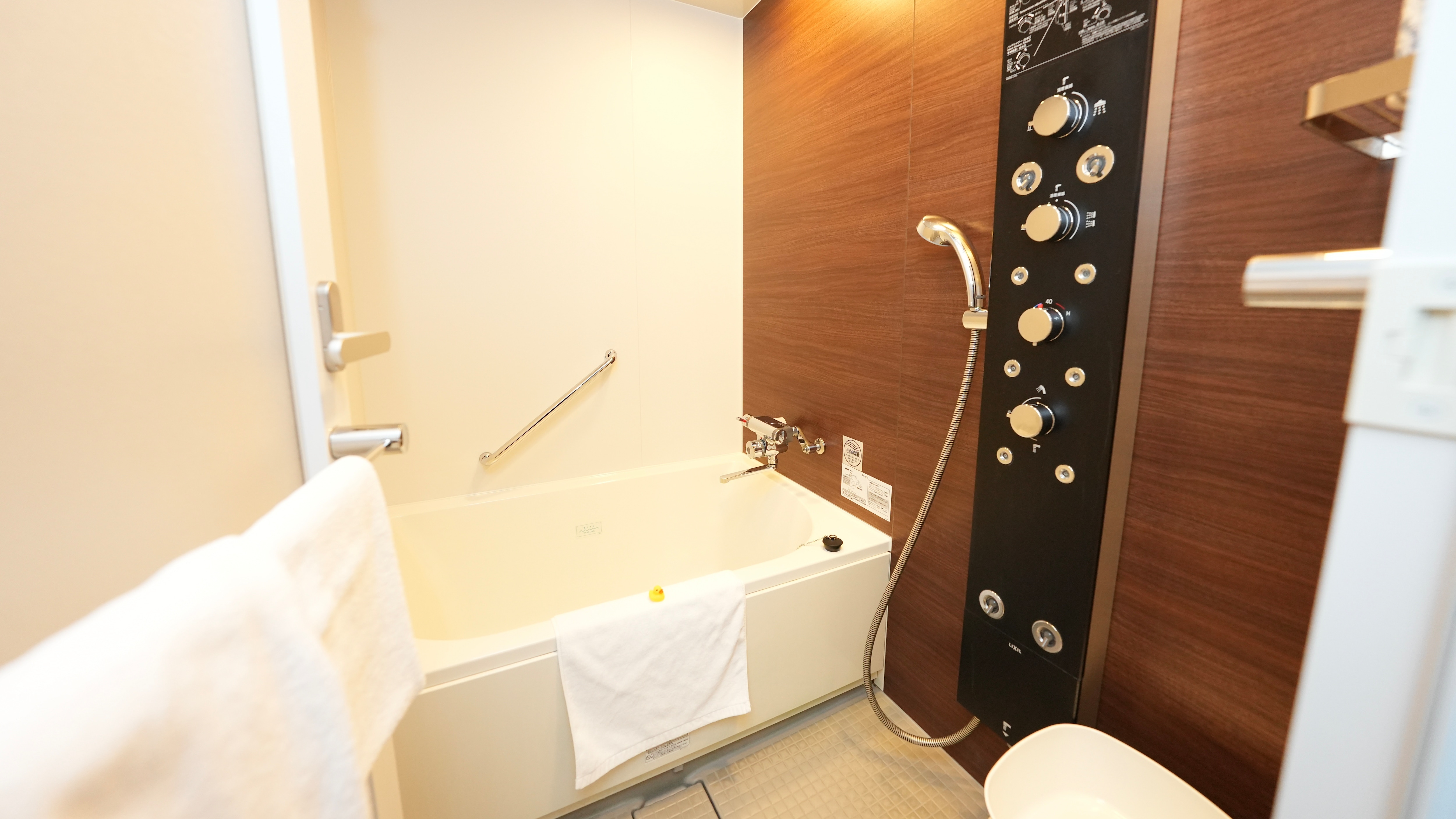 [Executive Double] เตียงกว้าง 1400มม. ขึ้นไป อ่างอาบน้ำ ชักโครก และอ่างล้างหน้าแยกจากกัน ห้องอาบน้ำส่วนตัว