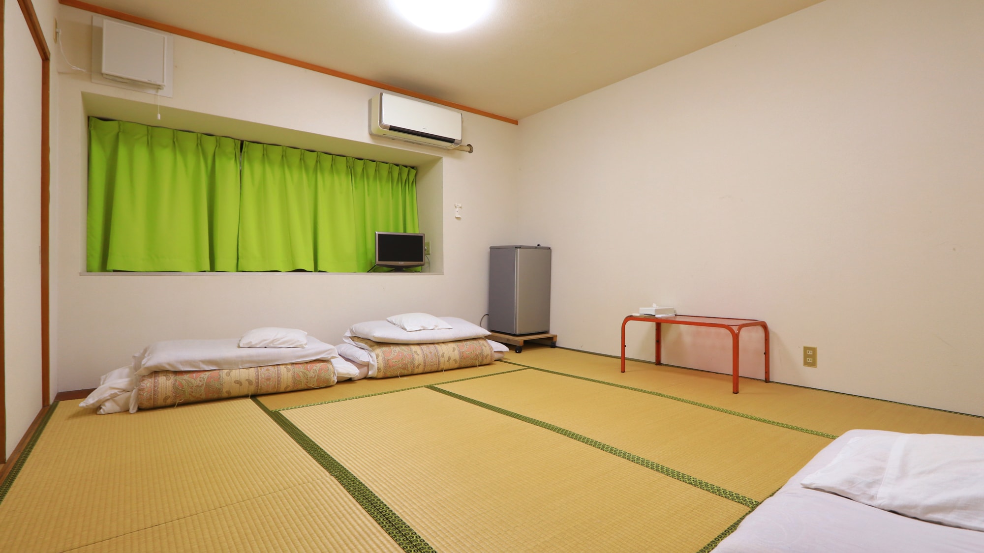 [Room 6] Japanese style room with 8 tatami mats. Please relax