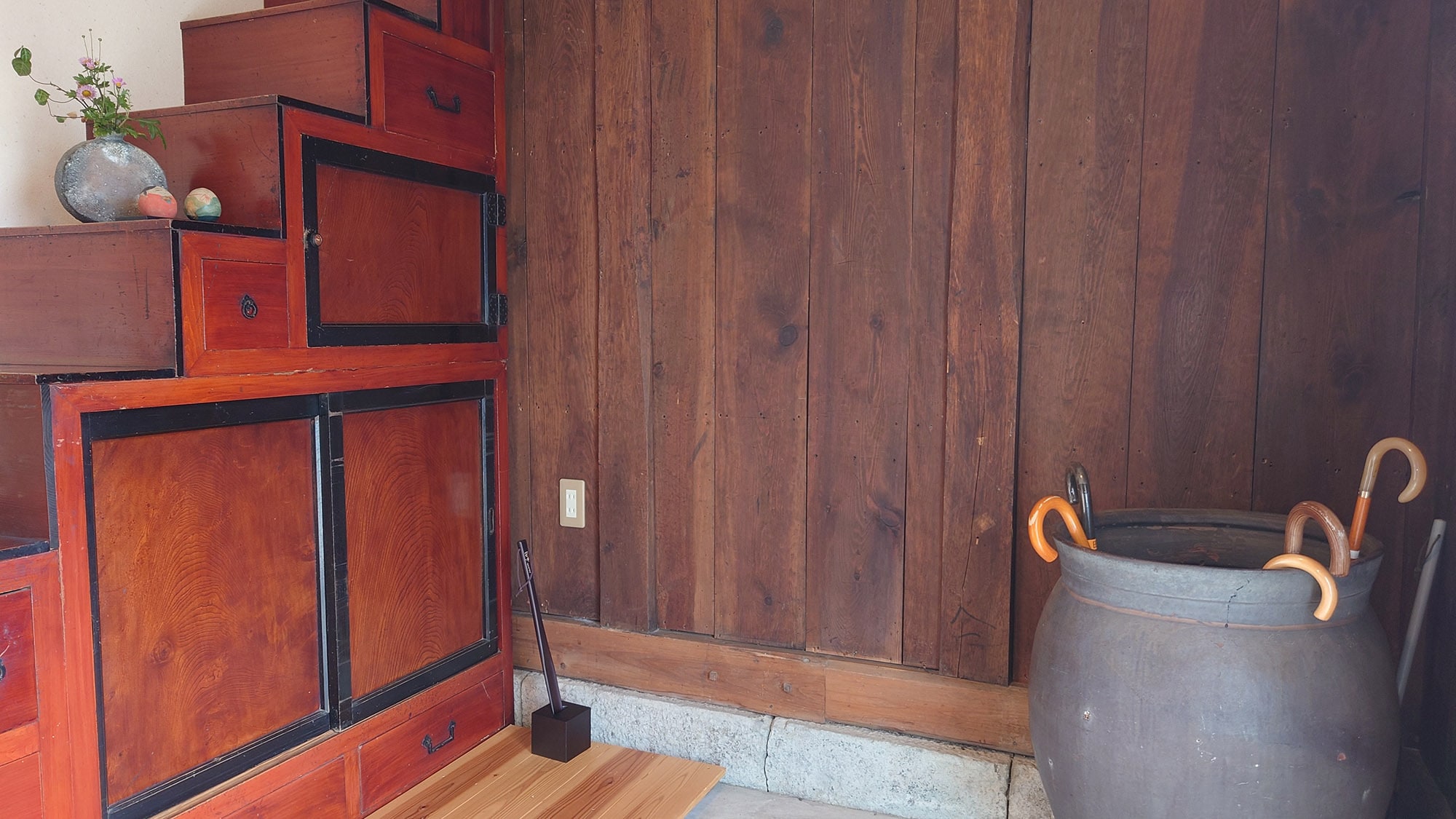 ・[Entrance] A space where you can feel the 80 years of history. The ceramic umbrella stand enhances the Japanese atmosphere of the storehouse.