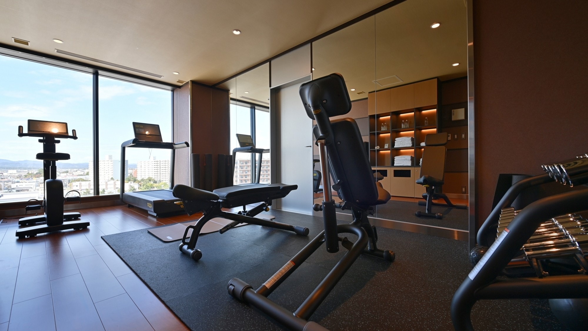 [Fitness gym] We have a variety of running machines, fitness bikes, cardio machines, etc.