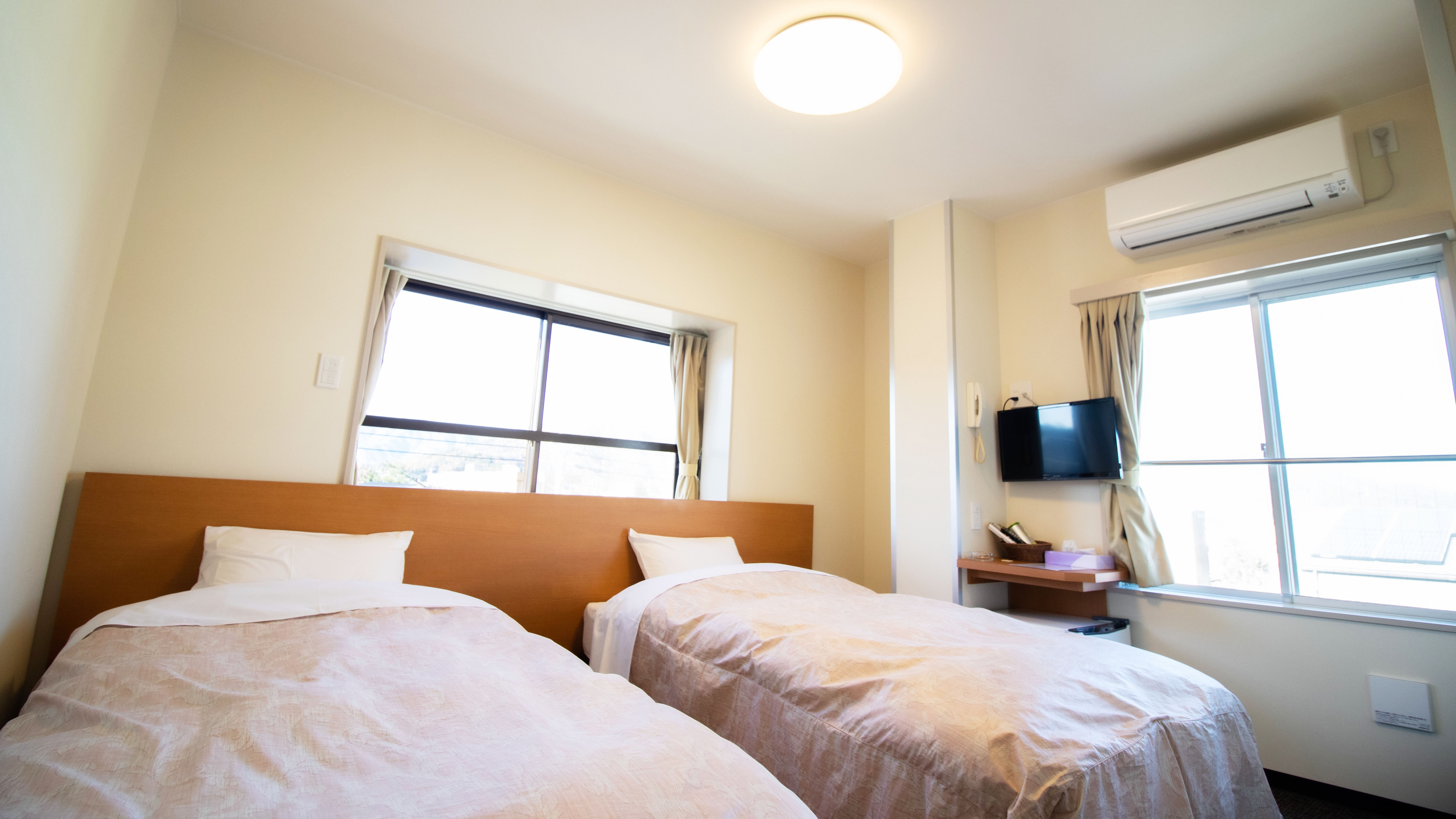Twin Room (Smoking)