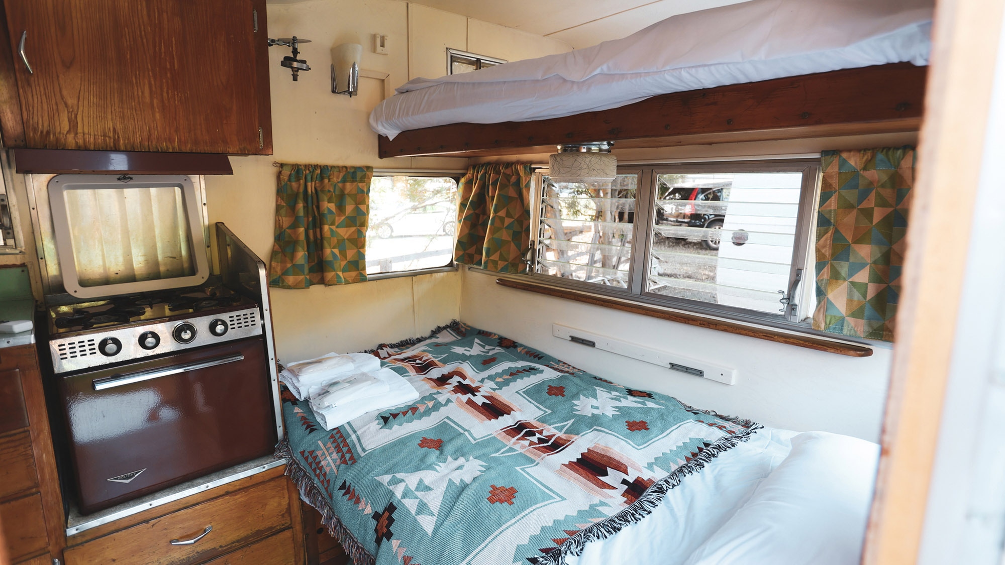 ・[Indoors] A different lifestyle from usual. When you're close to each other, it's strange how conversation never stops.