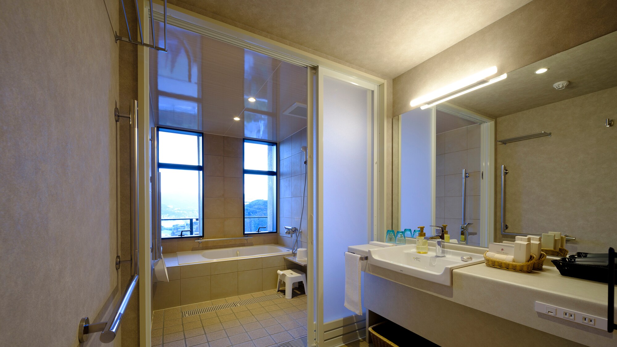 ห้องจูเนียร์สวีทวิวท่าเรือ UDVB พร้อมห้องน้ำวิว