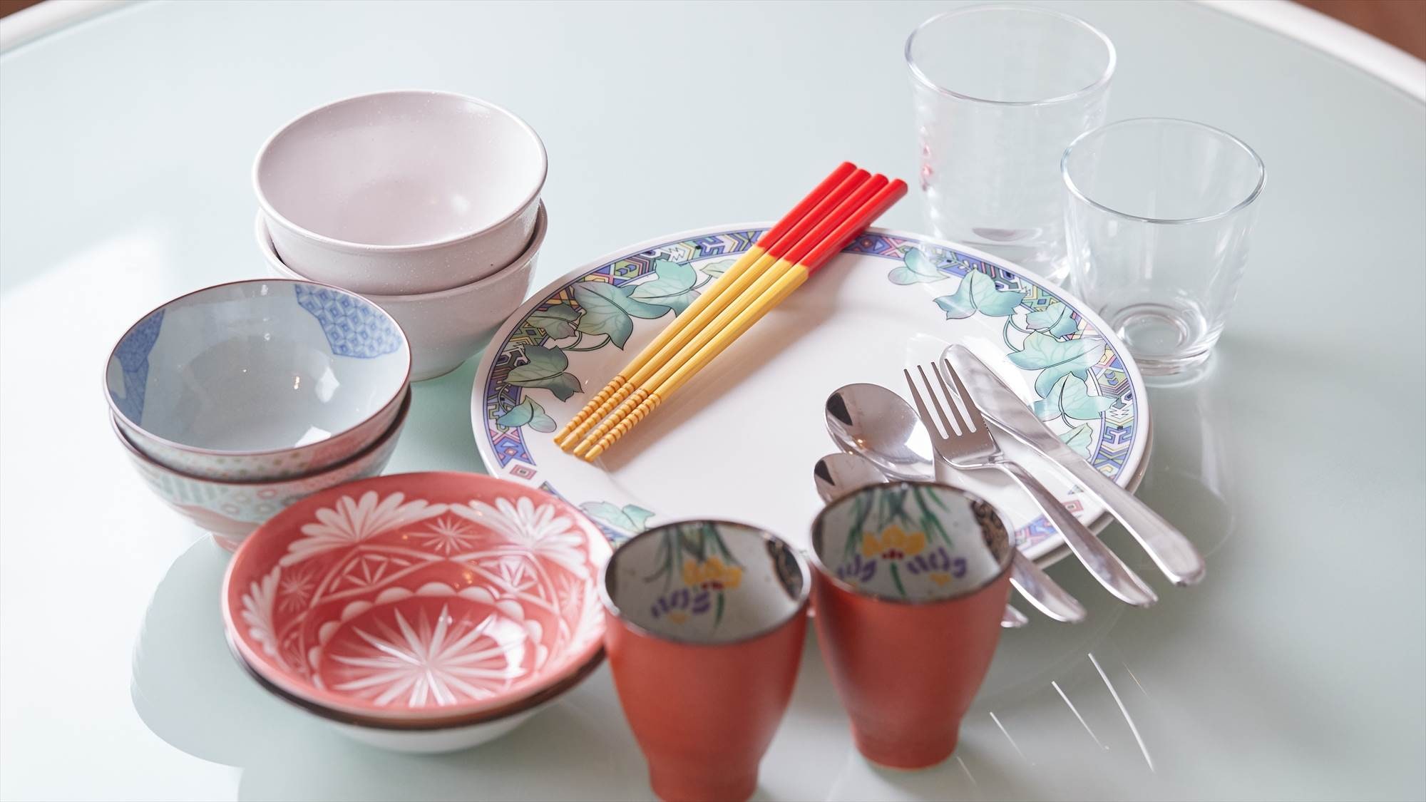 [Tableware] Stylish tableware is provided to add color to the meals you prepare.