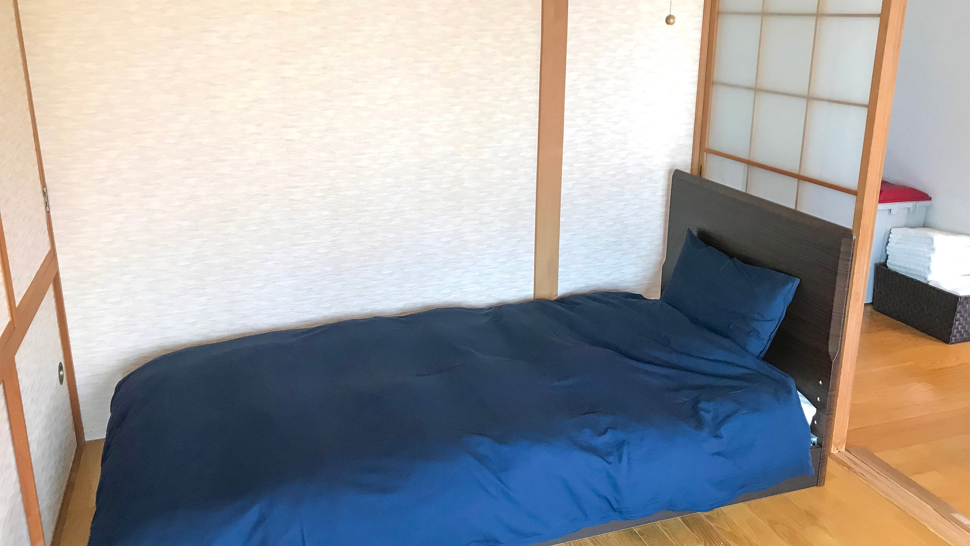 ・Single bed - Perfect for a casual group stay!