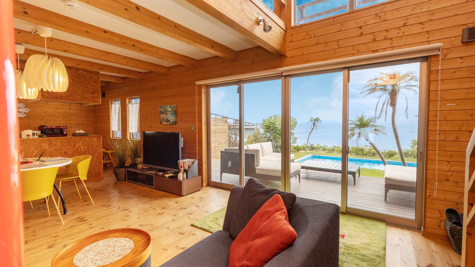 [Living room] A space with a warm texture and a wood-like design that exudes the scent of wood.