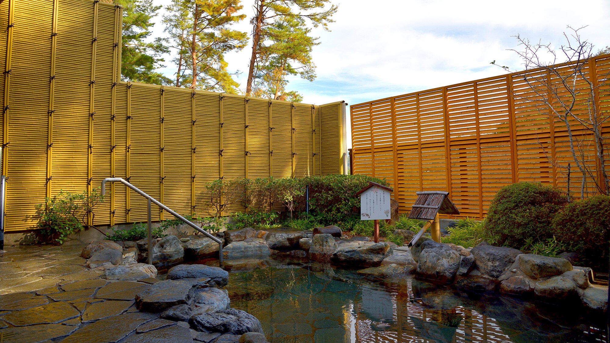 ■Sakushu Musashi Onsen■Open-air bath with a refreshing breeze and the scent of trees