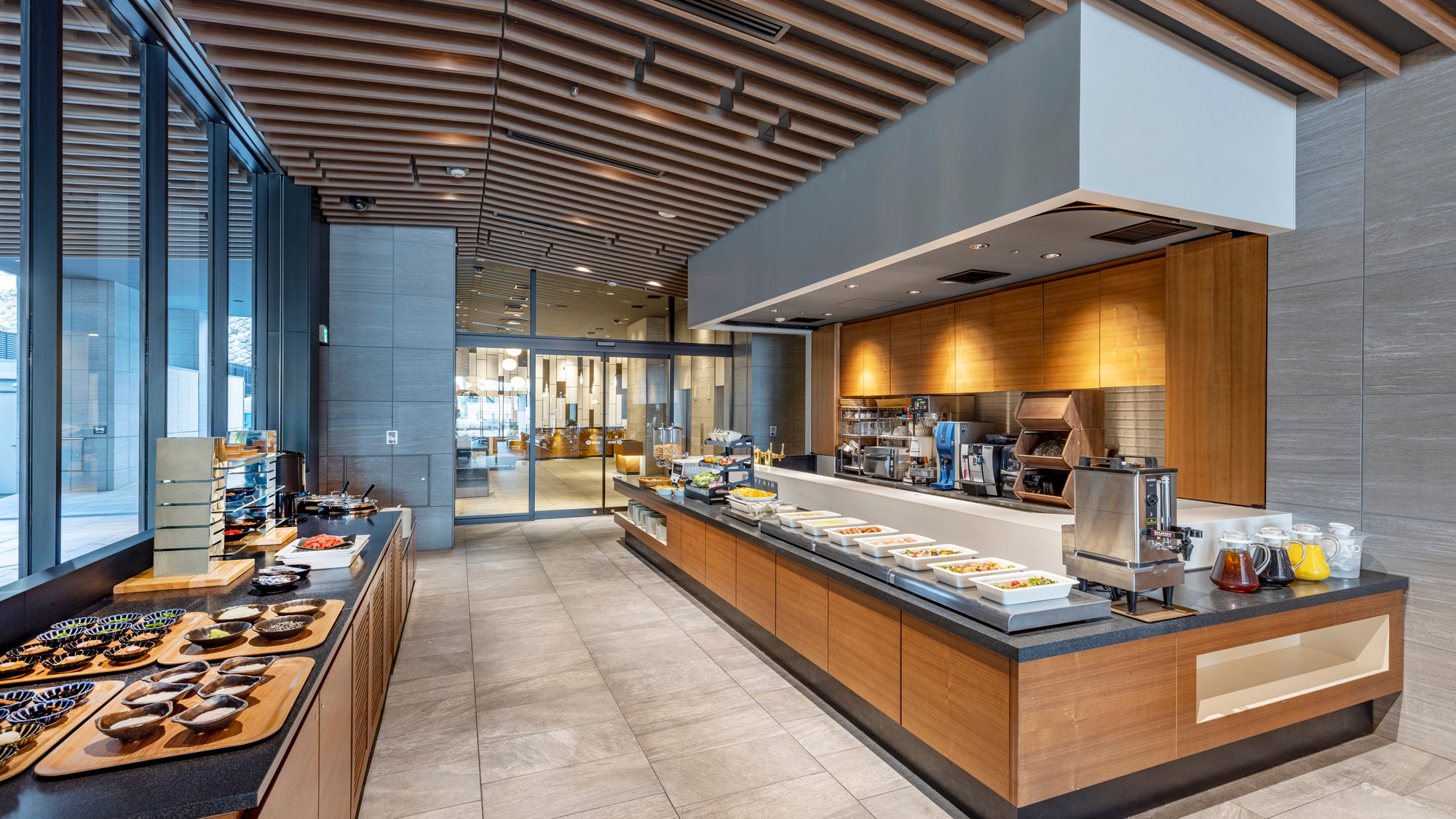 A Japanese and Western buffet is available at the 1st floor "BUMBLEBEE CAFE"