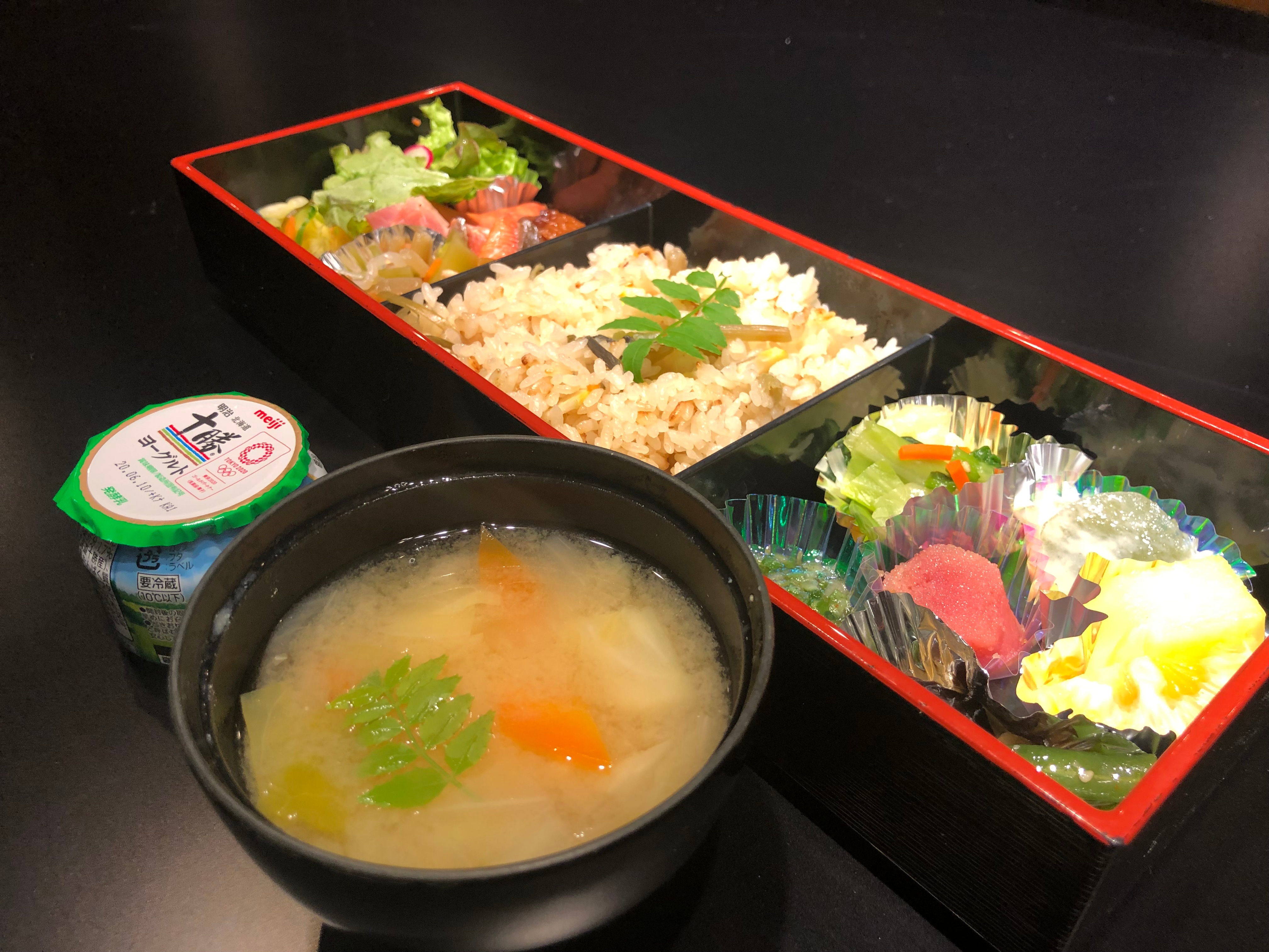 An example of a breakfast lunch box using seasonal ingredients