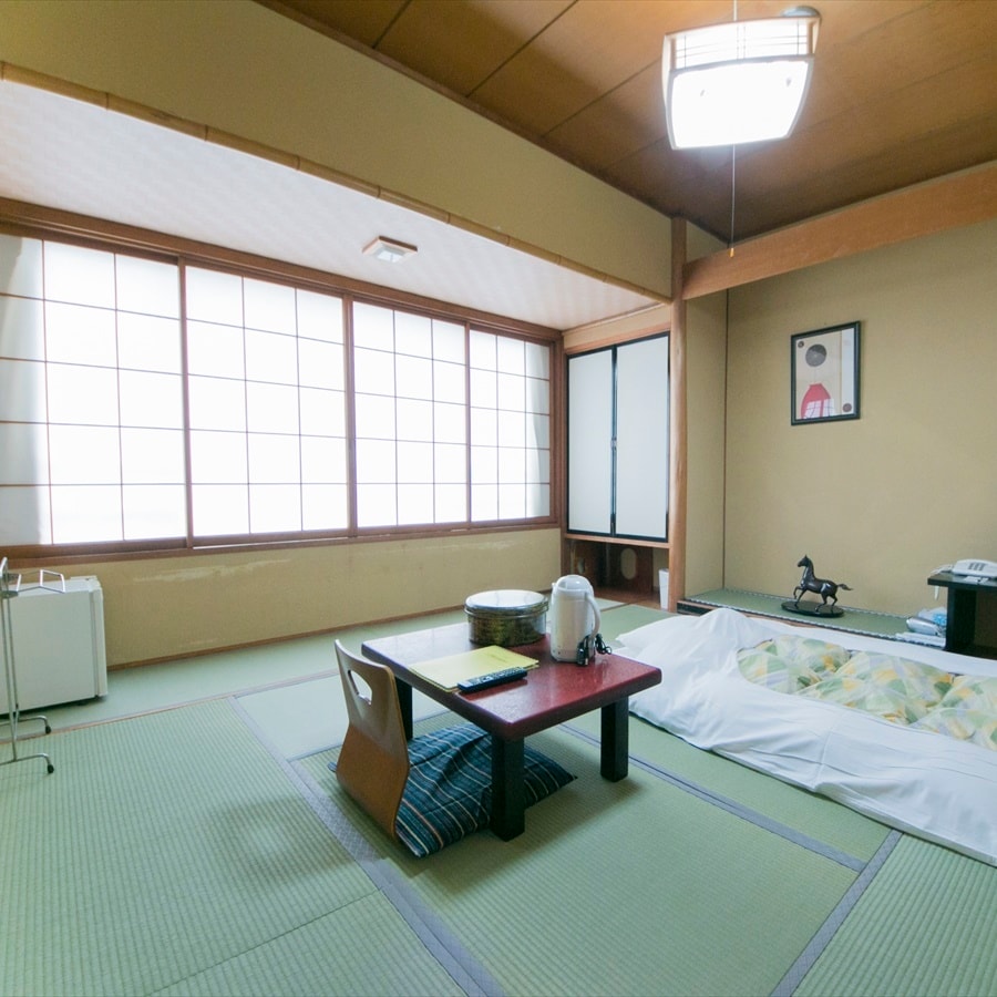Japanese-style room (accommodates 4 people)