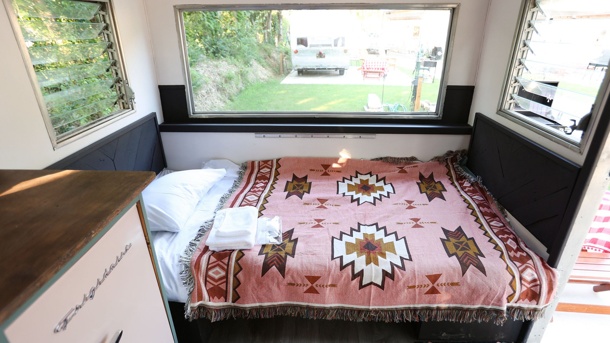 ・[Interior] The windows are large, so the room is bright enough with just natural light.