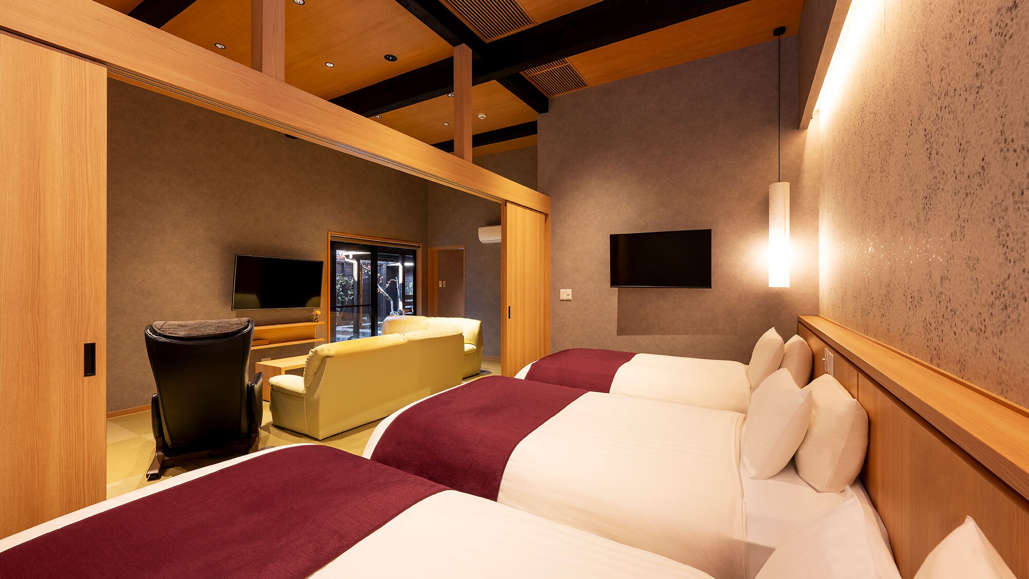 An example of a Japanese modern suite bedroom