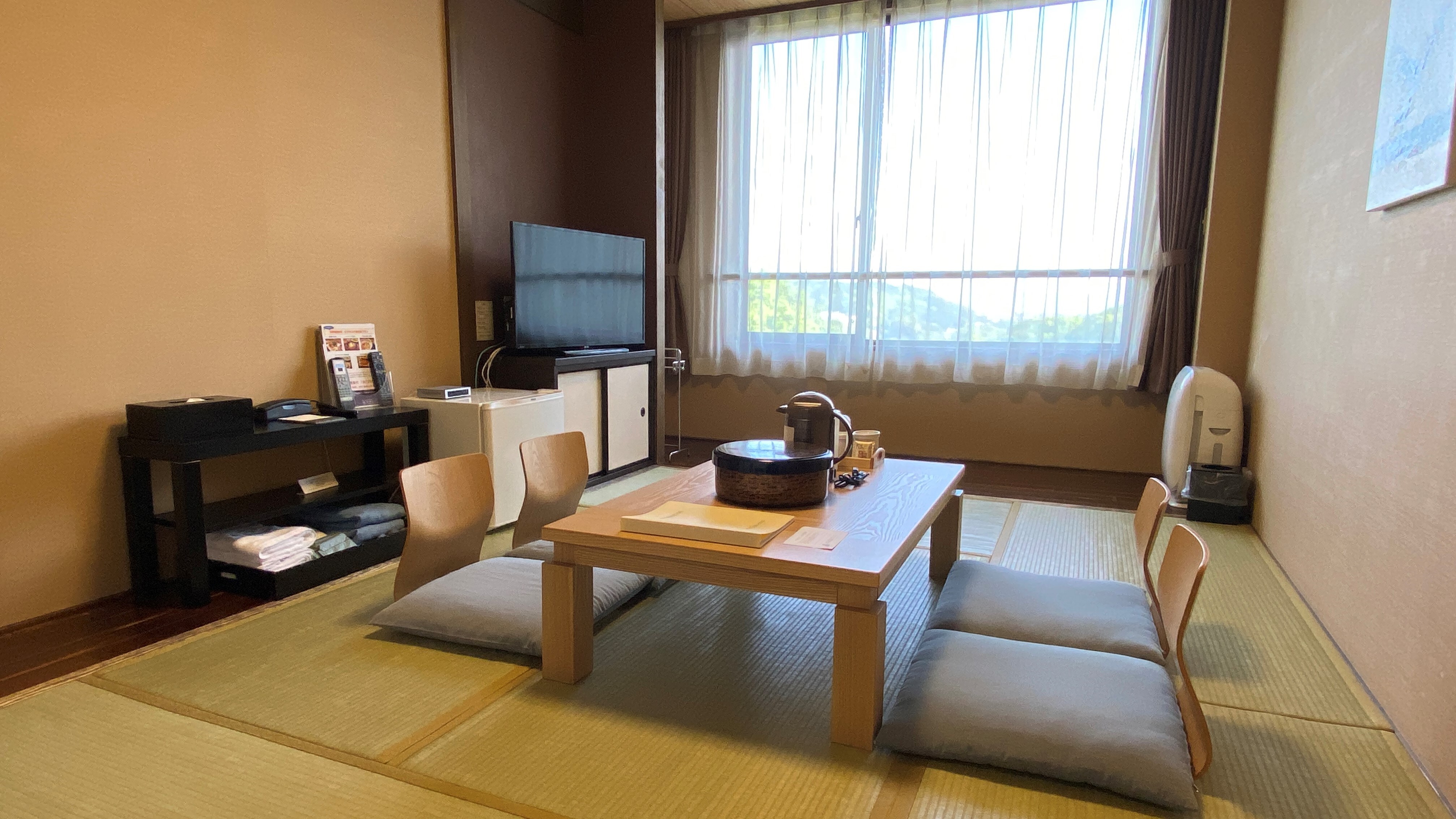 Kamar bergaya Jepang 6 tikar tatami dapat menampung hingga 3 orang dewasa