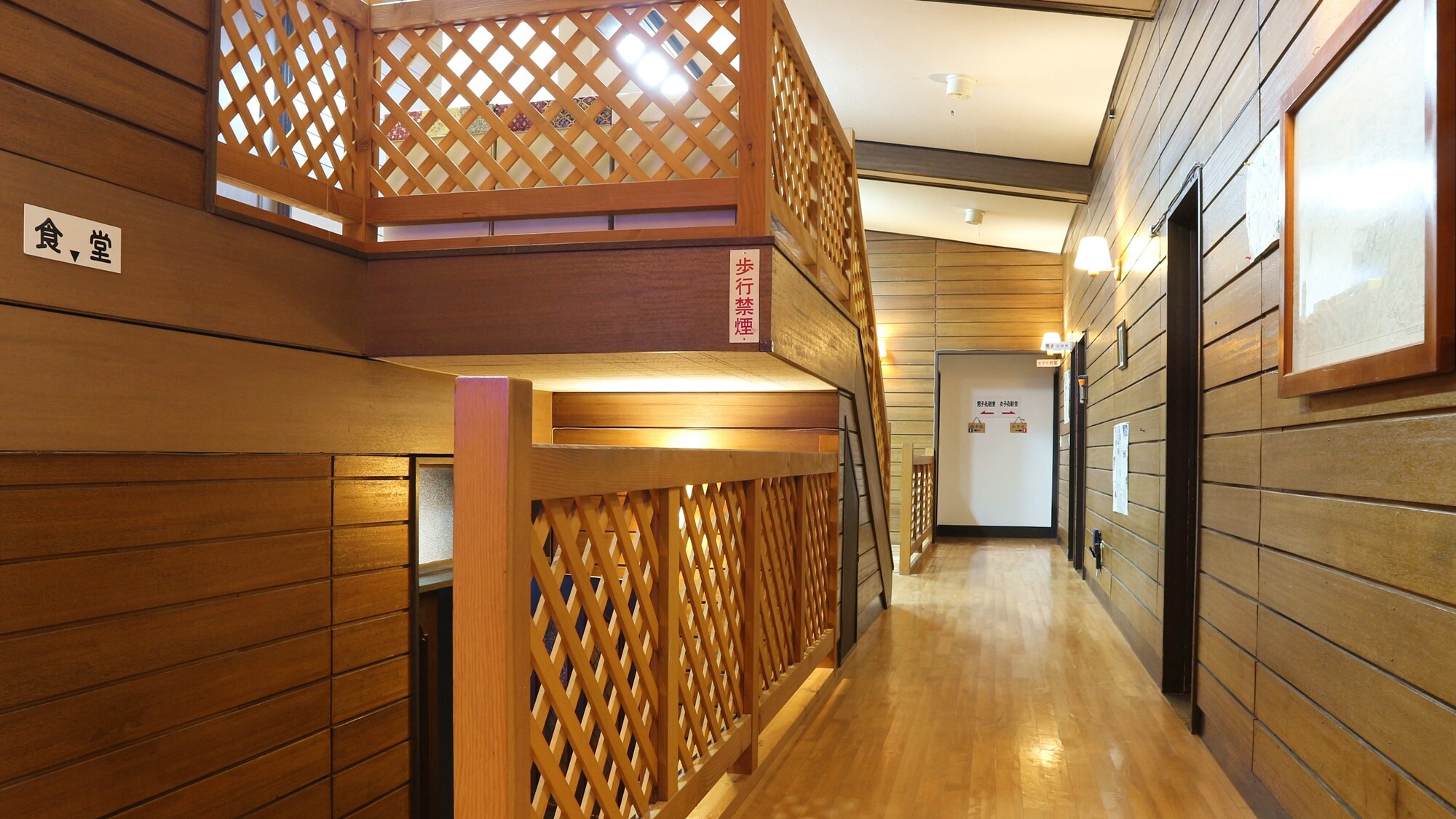 *[ภายในอาคาร/ทางเดิน]