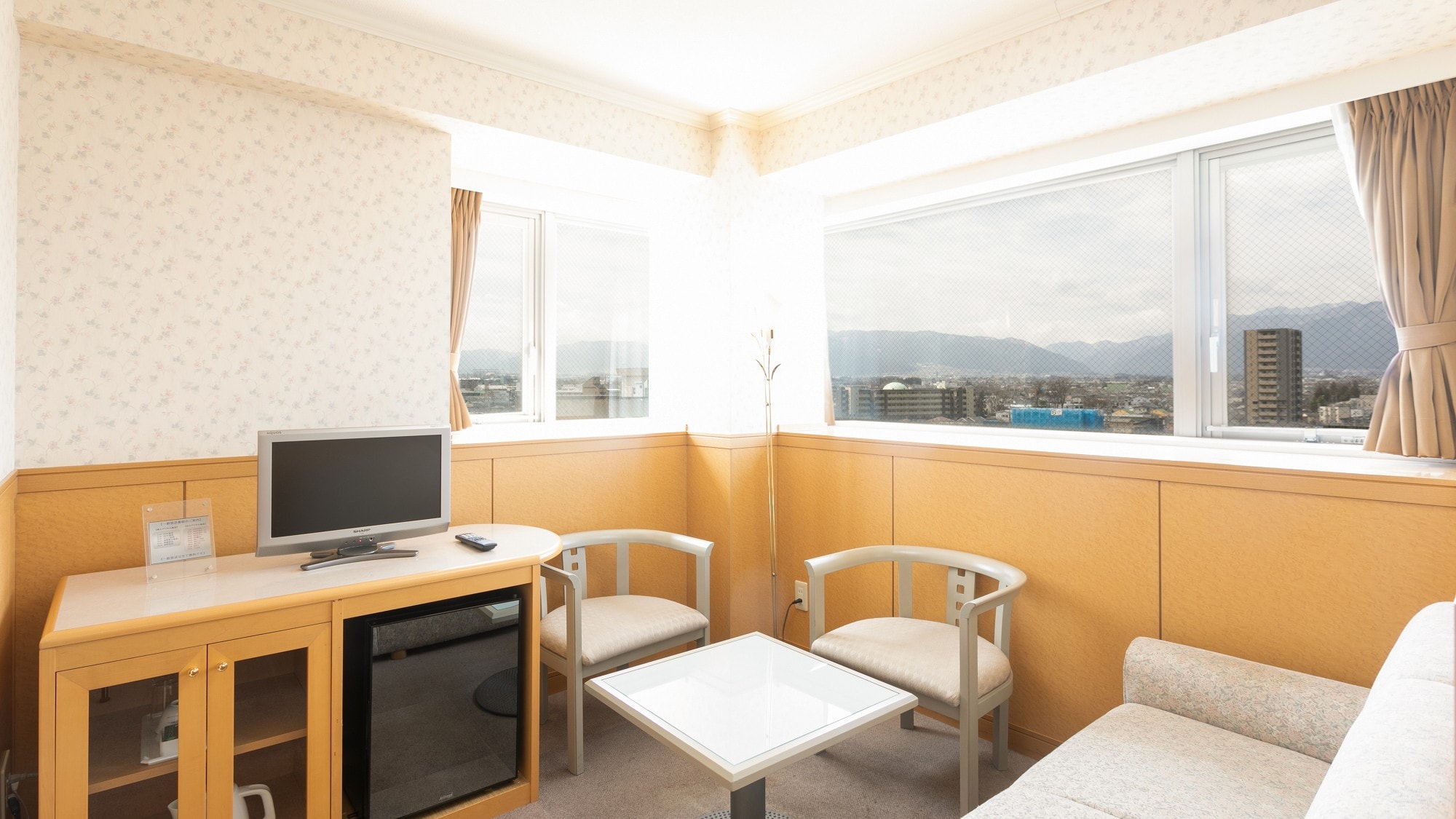 [Superior Twin] View of the Northern Alps from the reception area