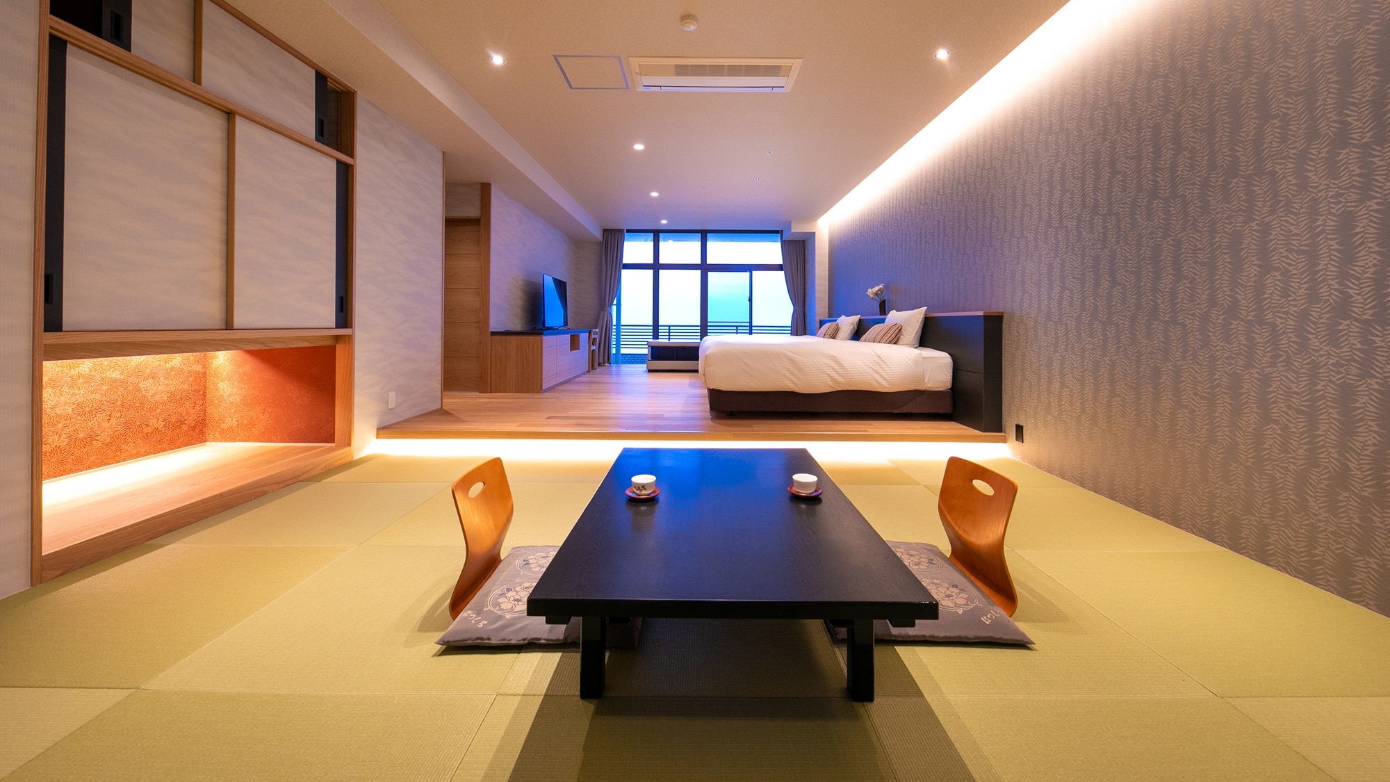 [Pemandangan laut ◆ Kamar bergaya Jepang-Barat Jr. Suite] Desain penuh gaya dengan nuansa terbuka, dengan dua kamar yang terhubung bersama.