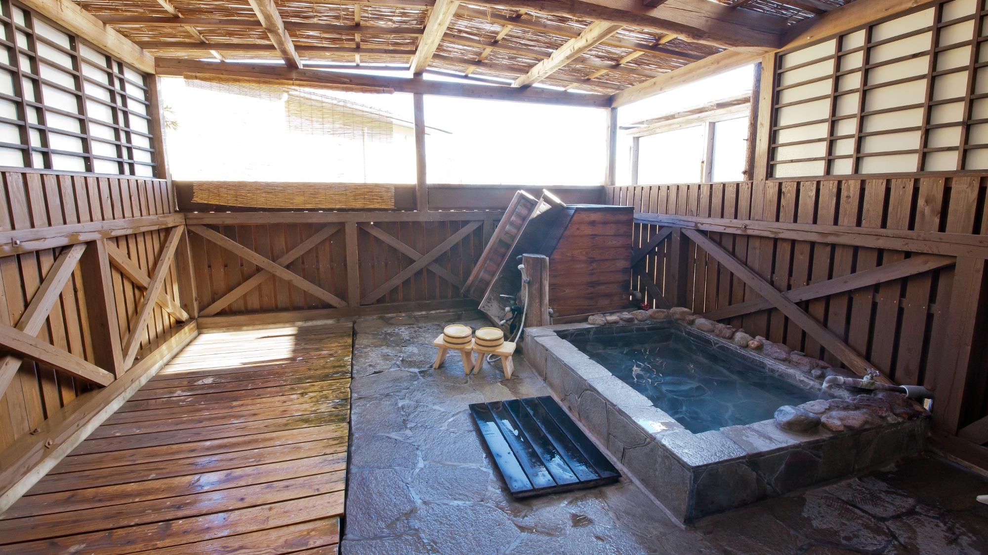Example of a Japanese-style room with an open-air bath A