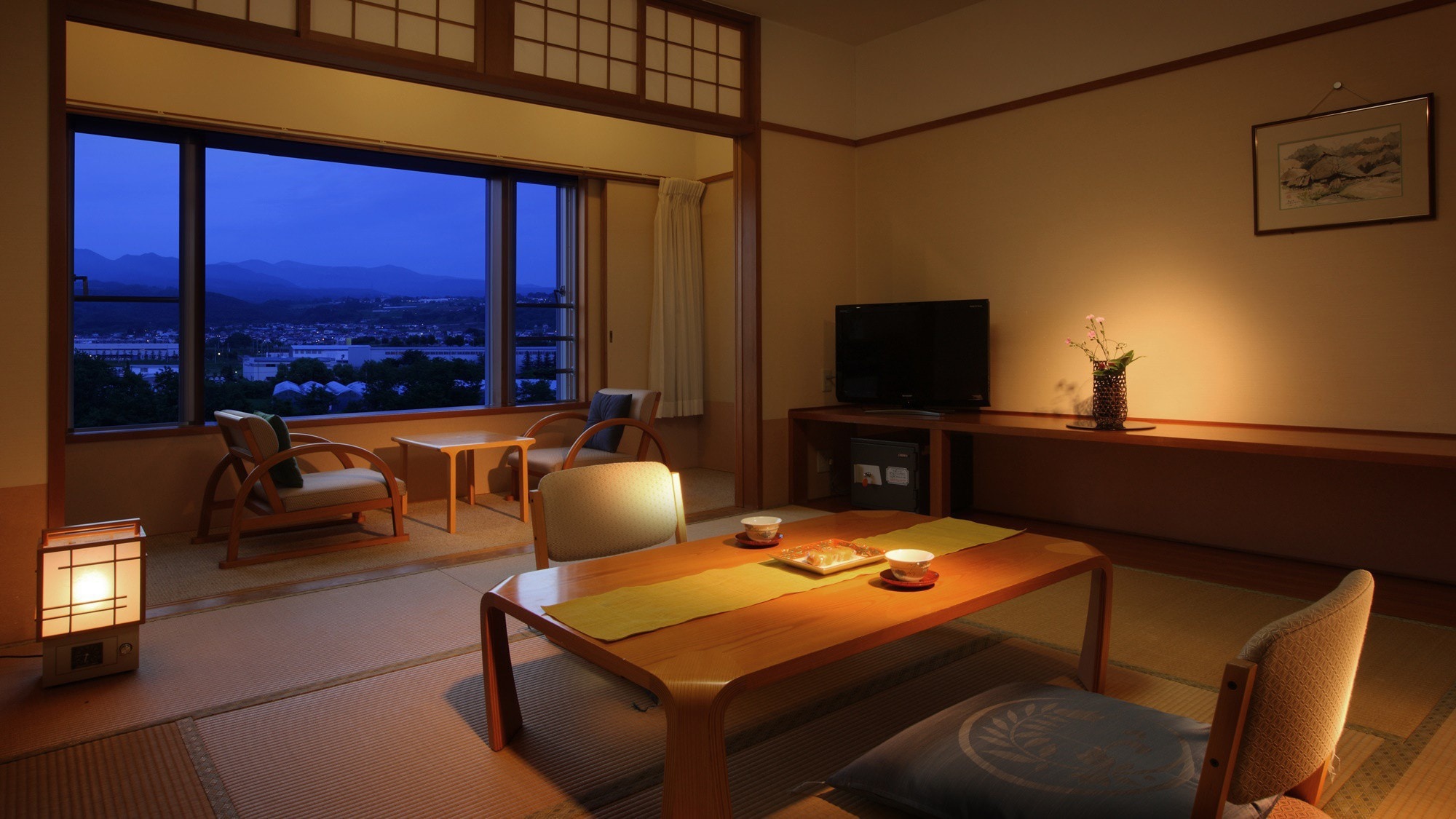 [Japanese-style room 10 tatami mats] The Zao Federation, which you can see from the trees that grow naturally along the Sugawa River, shows seasonal expressions and is popular with customers.