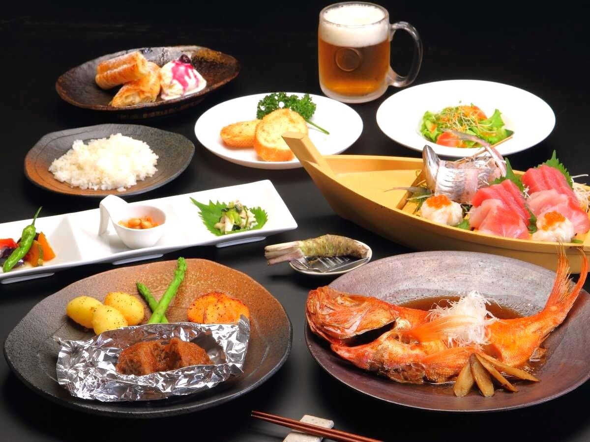 Chúng tôi đã tạo ra những món ăn mang đến cho bạn hương vị của Izu, chẳng hạn như đĩa cá địa phương hình thuyền và cá hồng mắt vàng luộc.