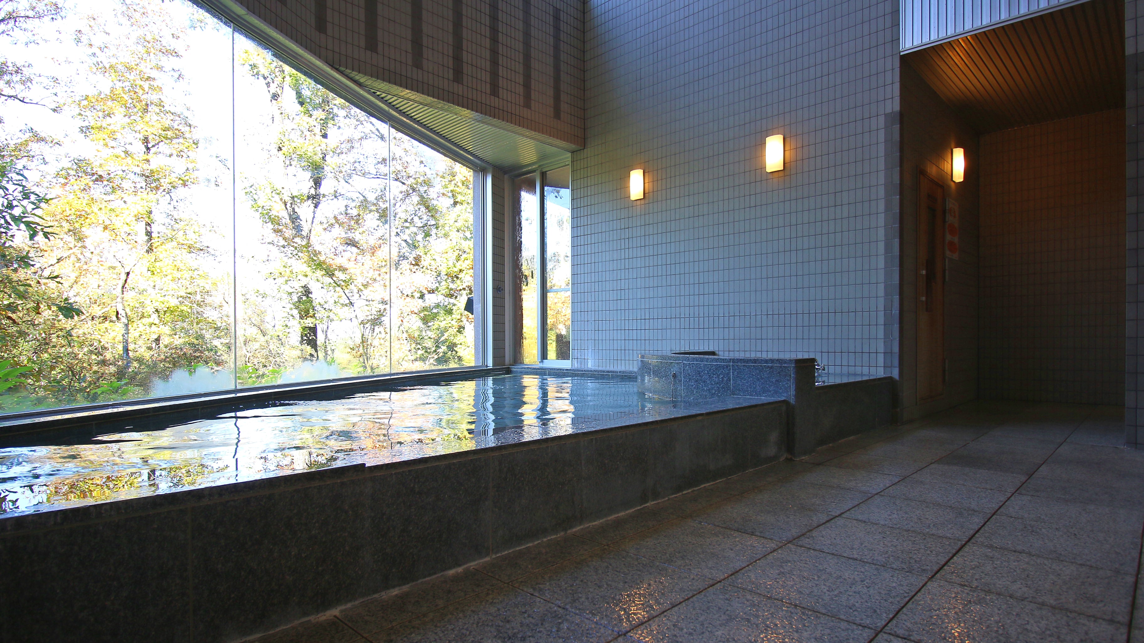 [Large public bath - Men's bath] Please relax and enjoy the seasonal scenery.