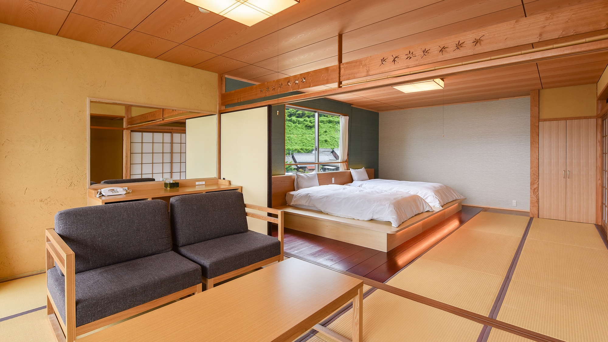 [Deluxe Japanese-Western Room (203)] A spacious Japanese-Western room equipped with twin beds.